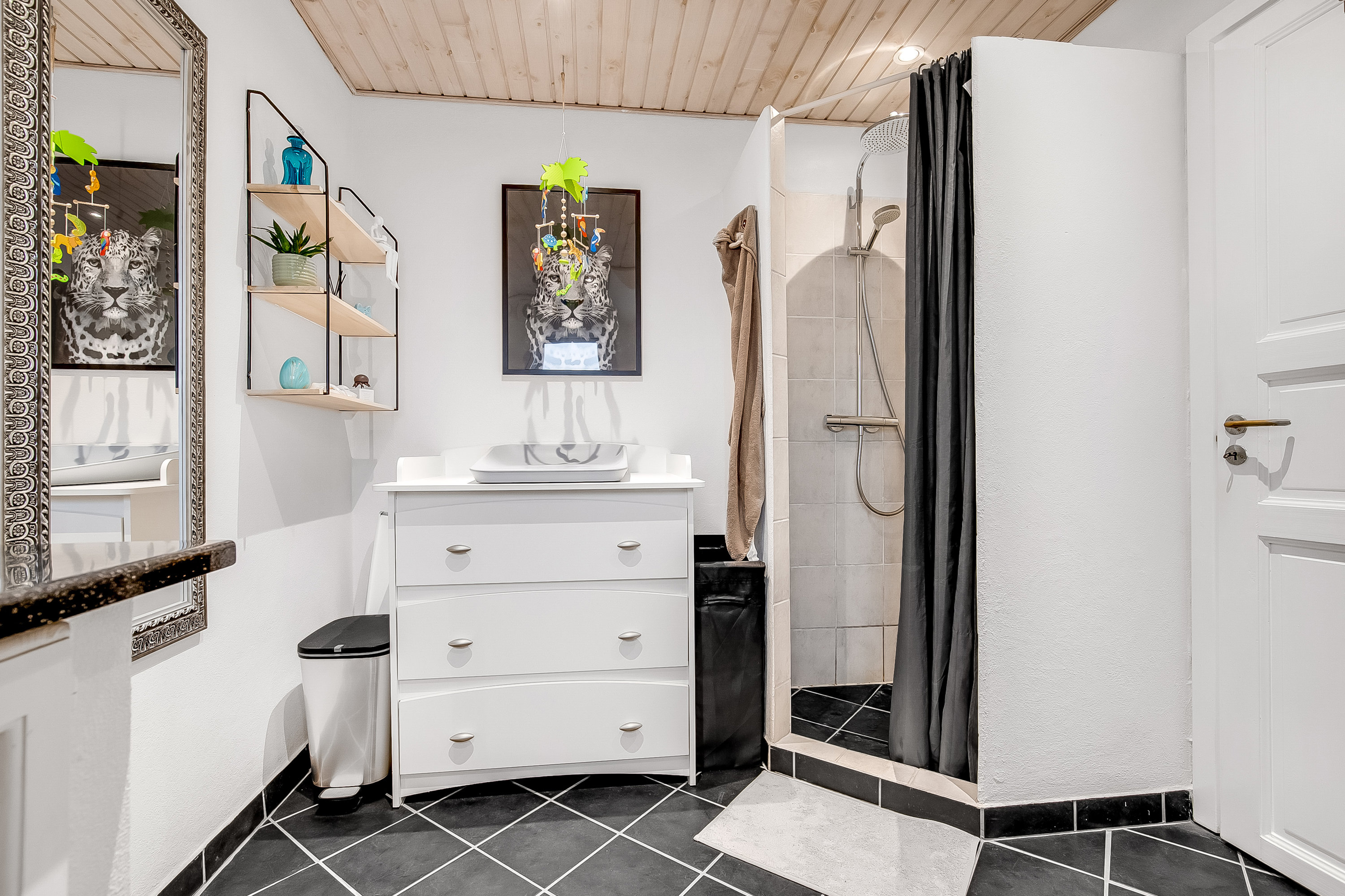 Fremhævet badeværelse billede i fuldskærmstilstand. Billede af Solskovvej 19, Hornstrup Mølleby, 7100 Vejle