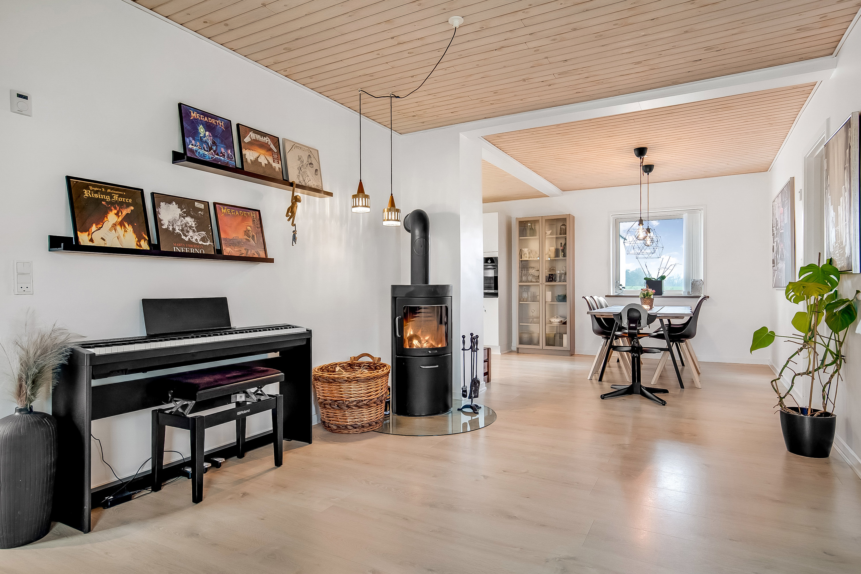 Fremhævet stue billede i fuldskærmstilstand. Billede af Solskovvej 19, Hornstrup Mølleby, 7100 Vejle