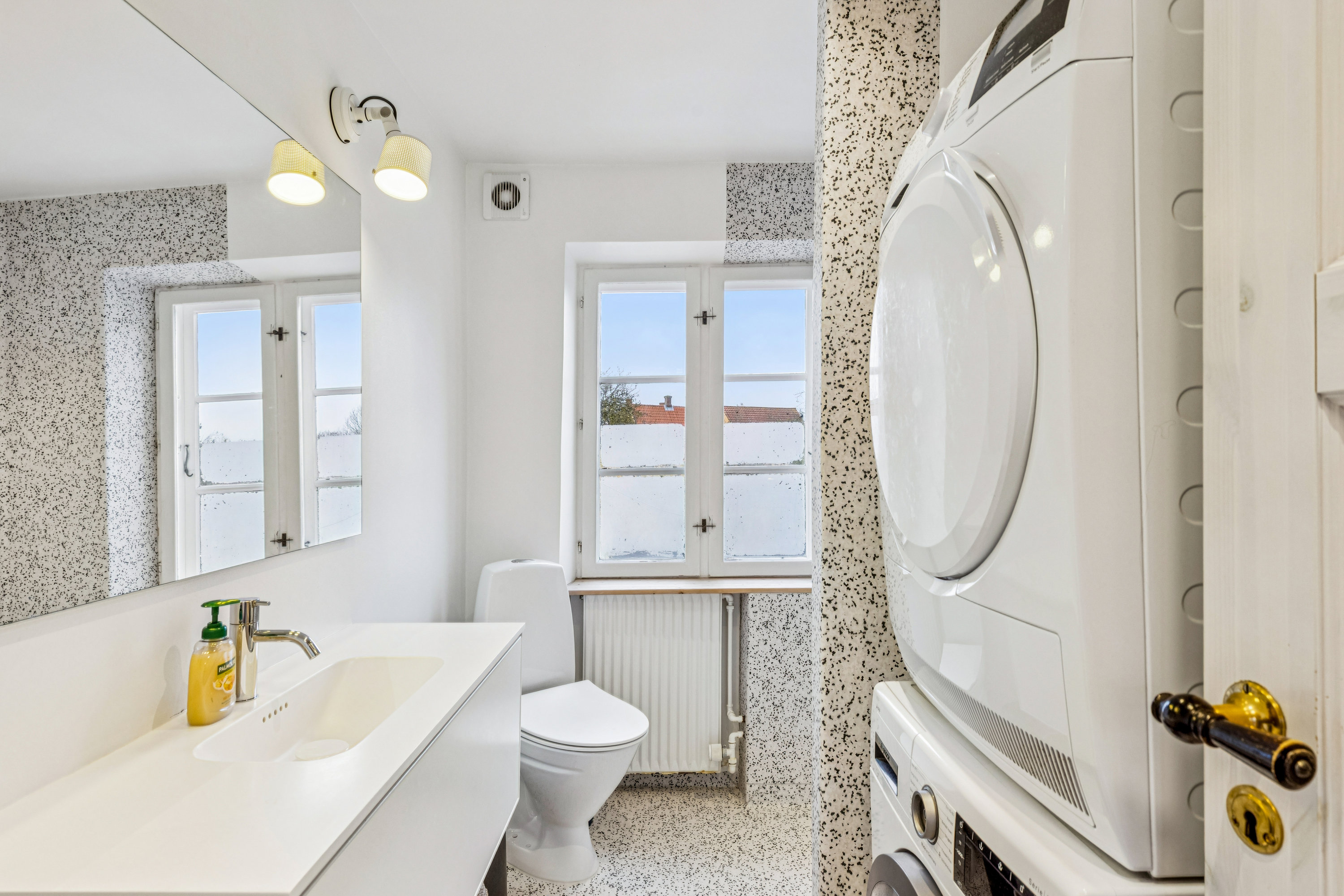 Fremhævet badeværelse billede i fuldskærmstilstand. Billede af Bispegade 13, 6760 Ribe