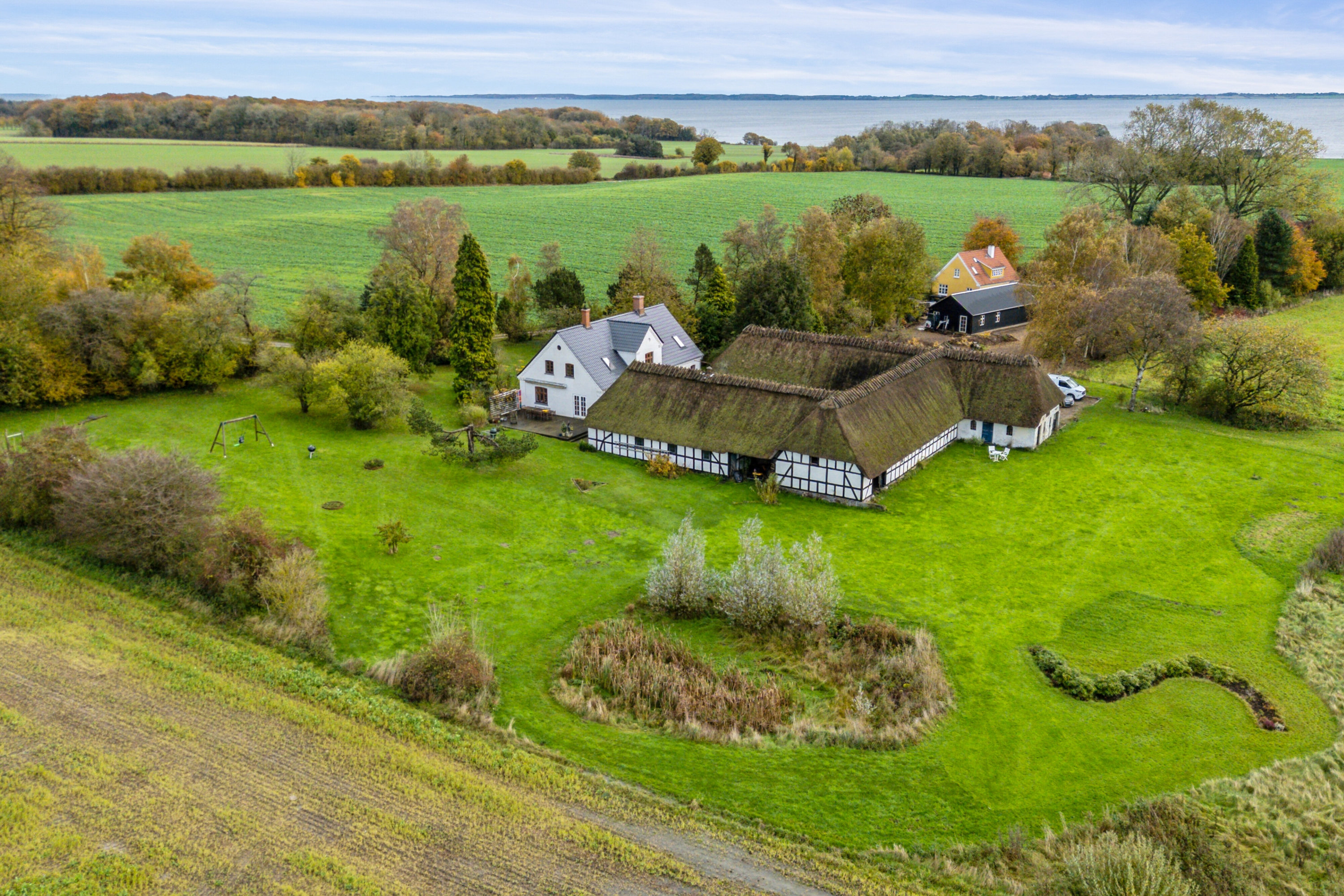 Fremhævet set fra vejen billede i fuldskærmstilstand. Billede af Strandvejen 44, 5882 Vejstrup