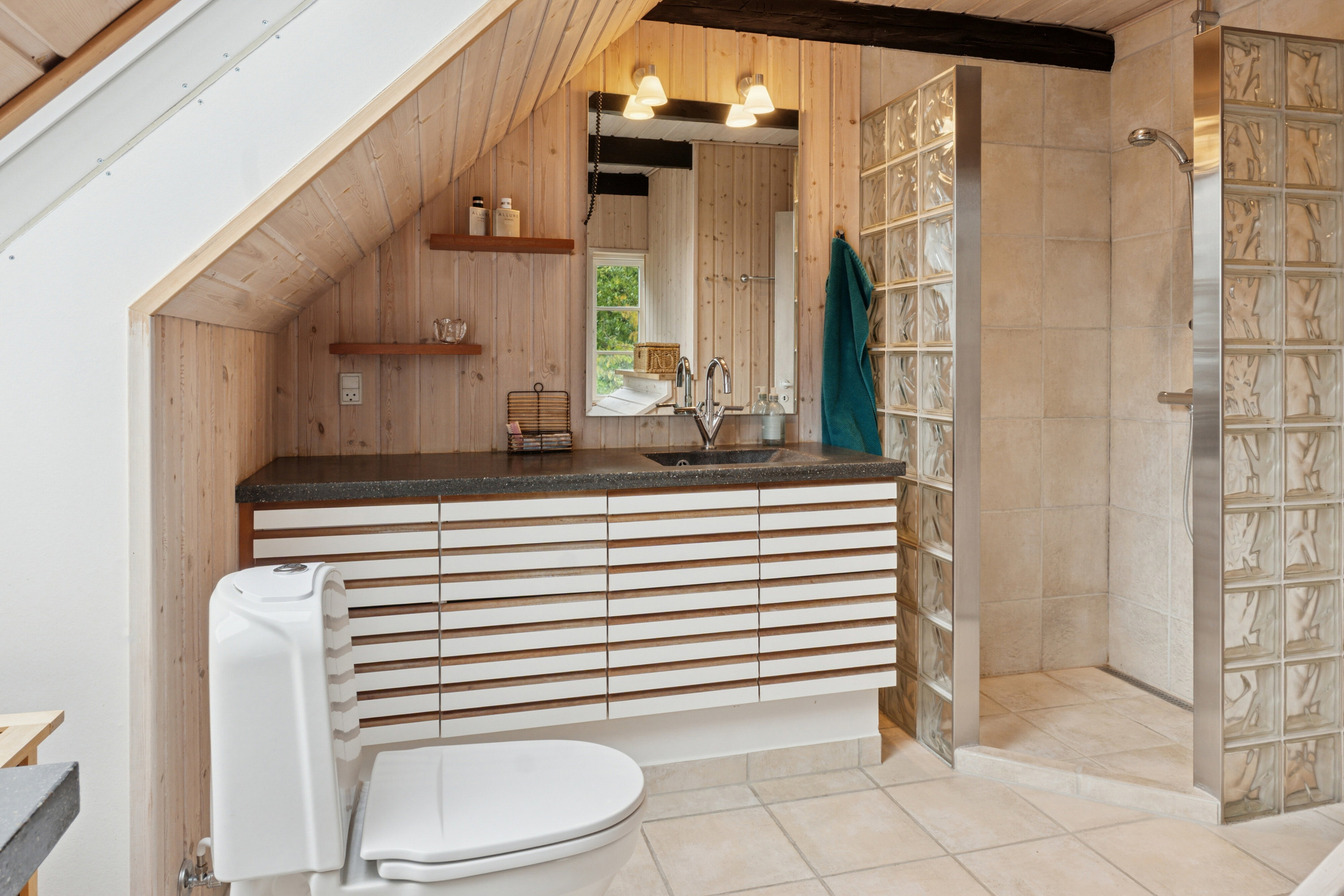 Fremhævet badeværelse billede i fuldskærmstilstand. Billede af Strandvejen 44, 5882 Vejstrup