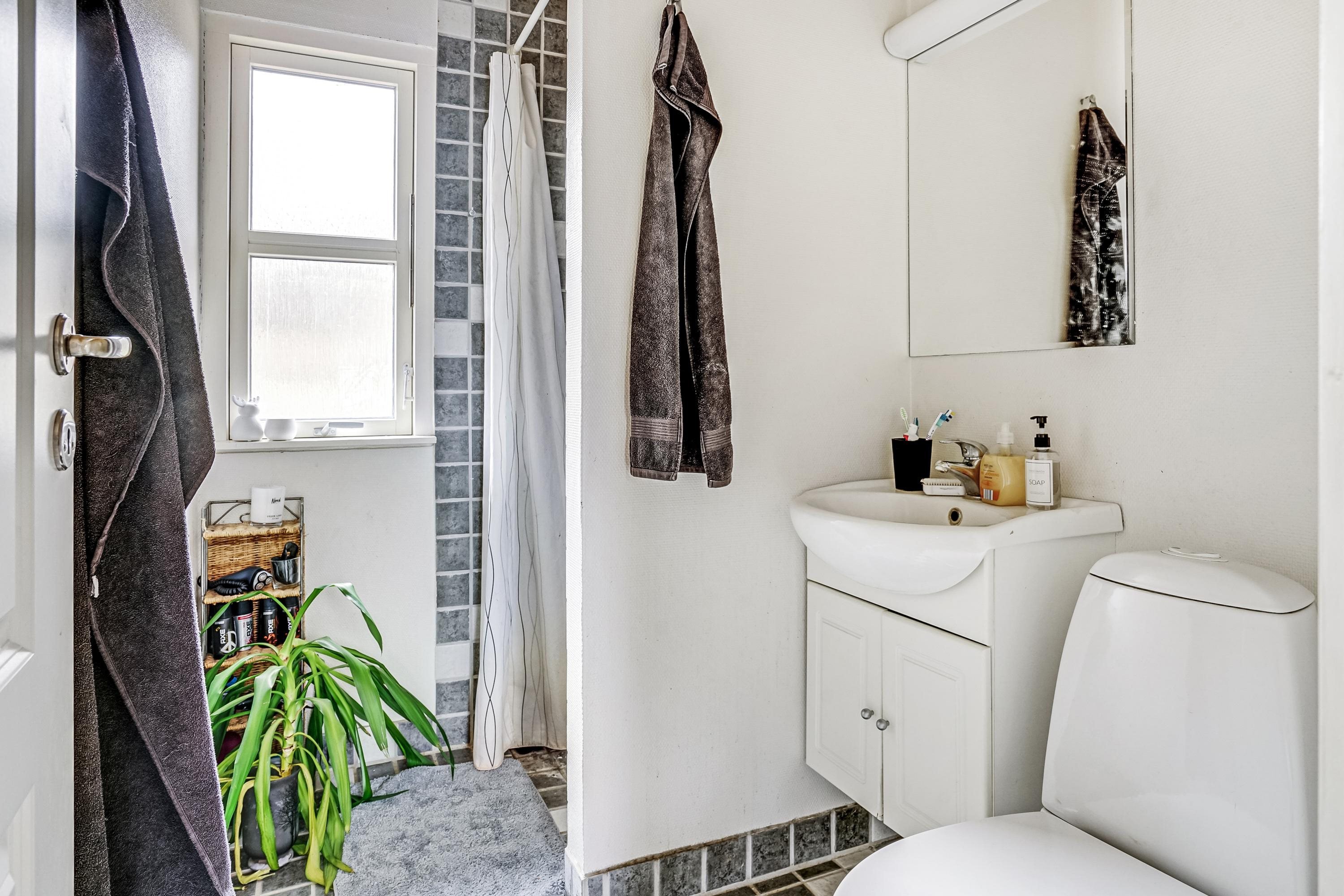 Fremhævet badeværelse billede i fuldskærmstilstand. Billede af Uggerslevvej 35B, Uggerslev, 5450 Otterup