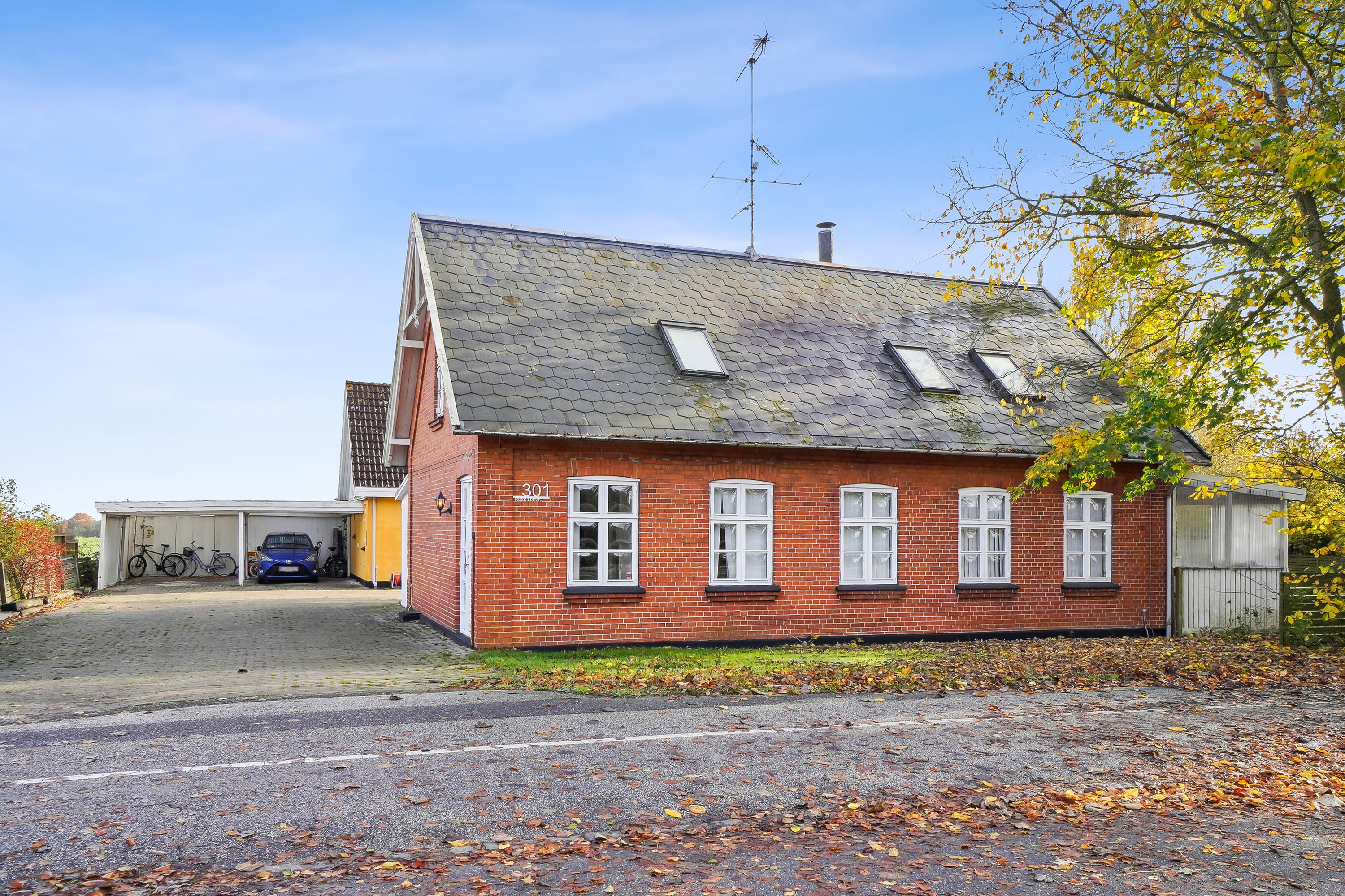 Fremhævet set fra vejen billede i fuldskærmstilstand. Billede af Roskildevej 301, Kongstrup, 4390 Vipperød