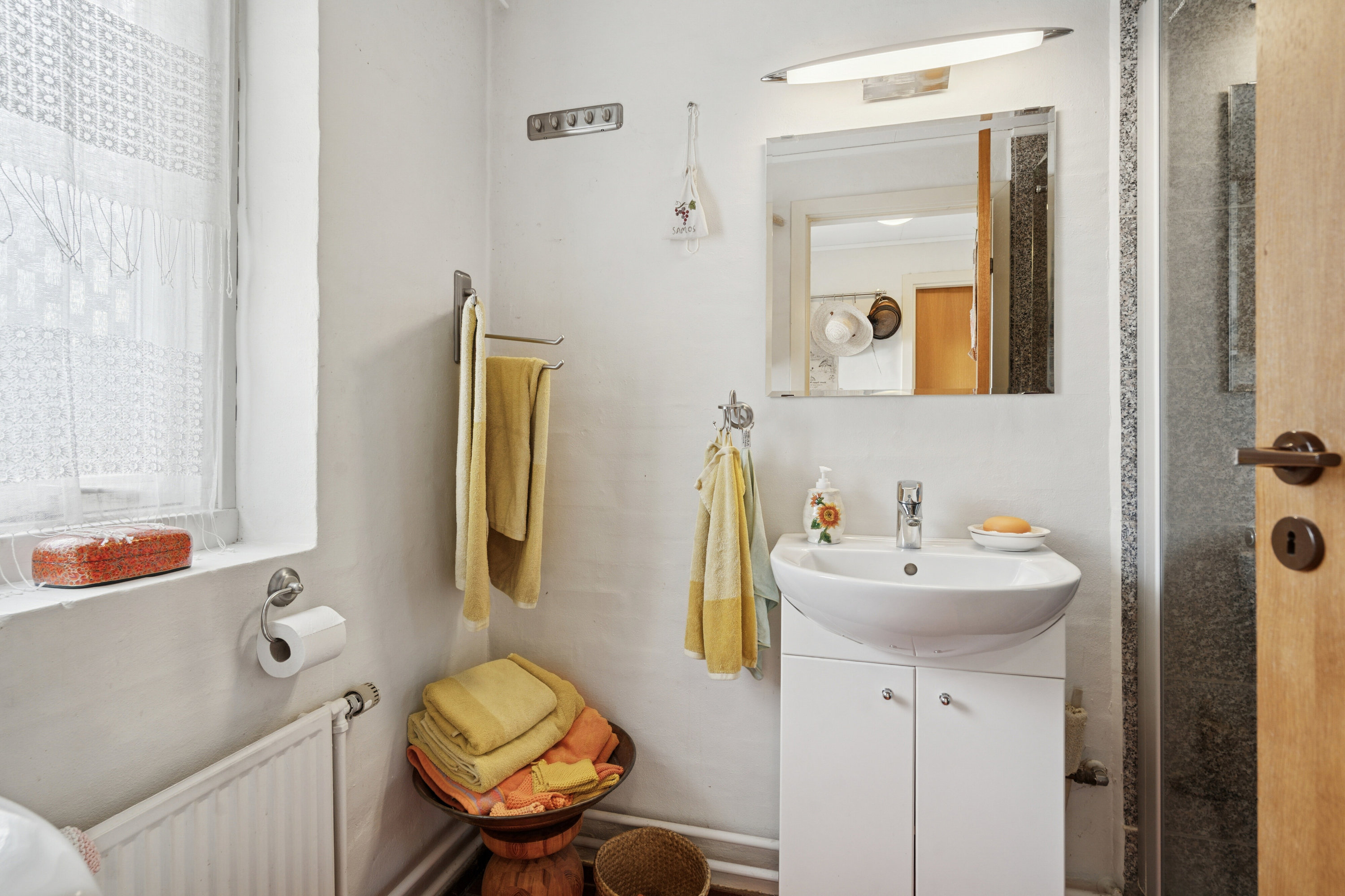 Fremhævet badeværelse billede i fuldskærmstilstand. Billede af Ølunden 9, 5330 Munkebo