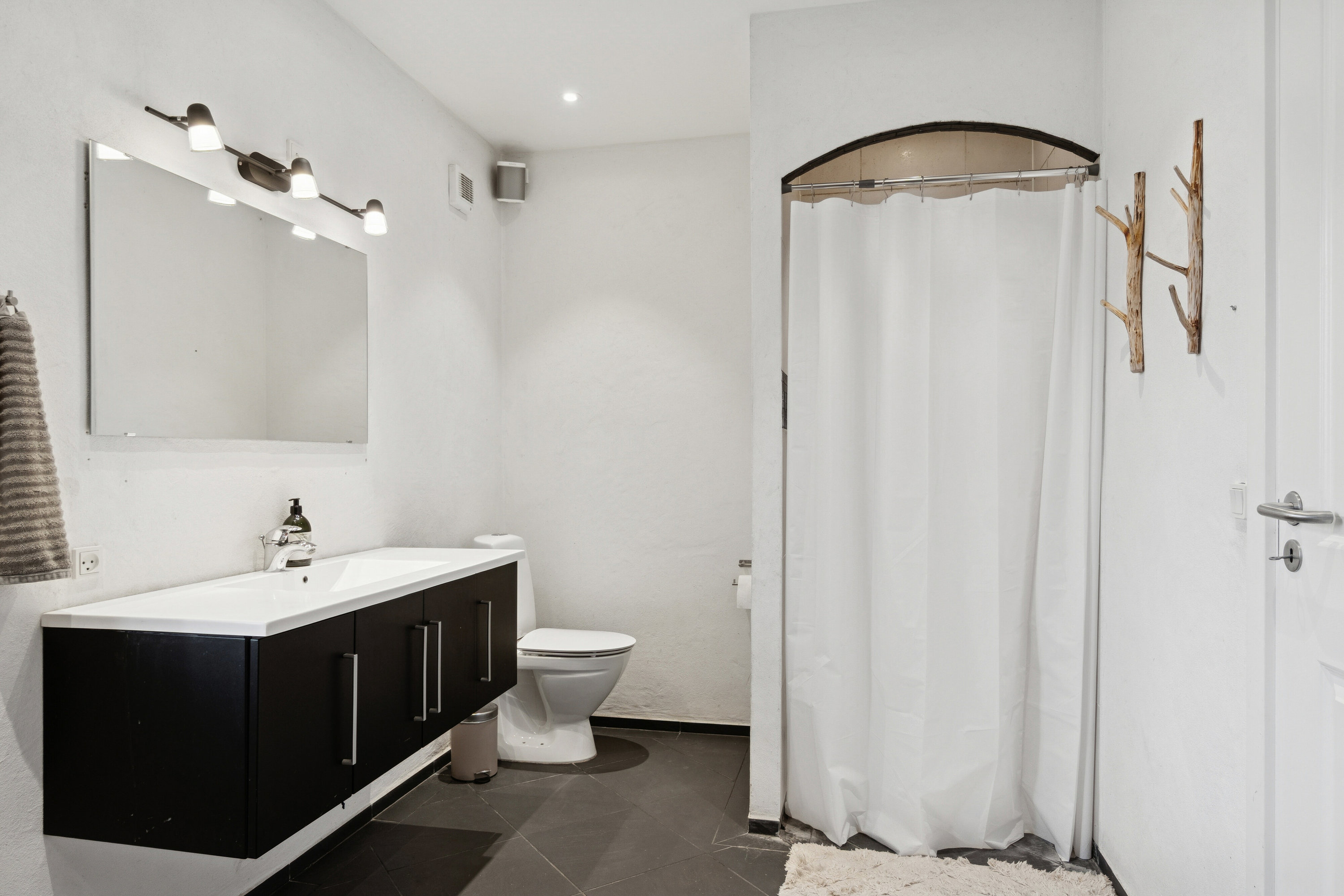 Fremhævet badeværelse billede i fuldskærmstilstand. Billede af Sidingevej 45, Sidinge, 4560 Vig