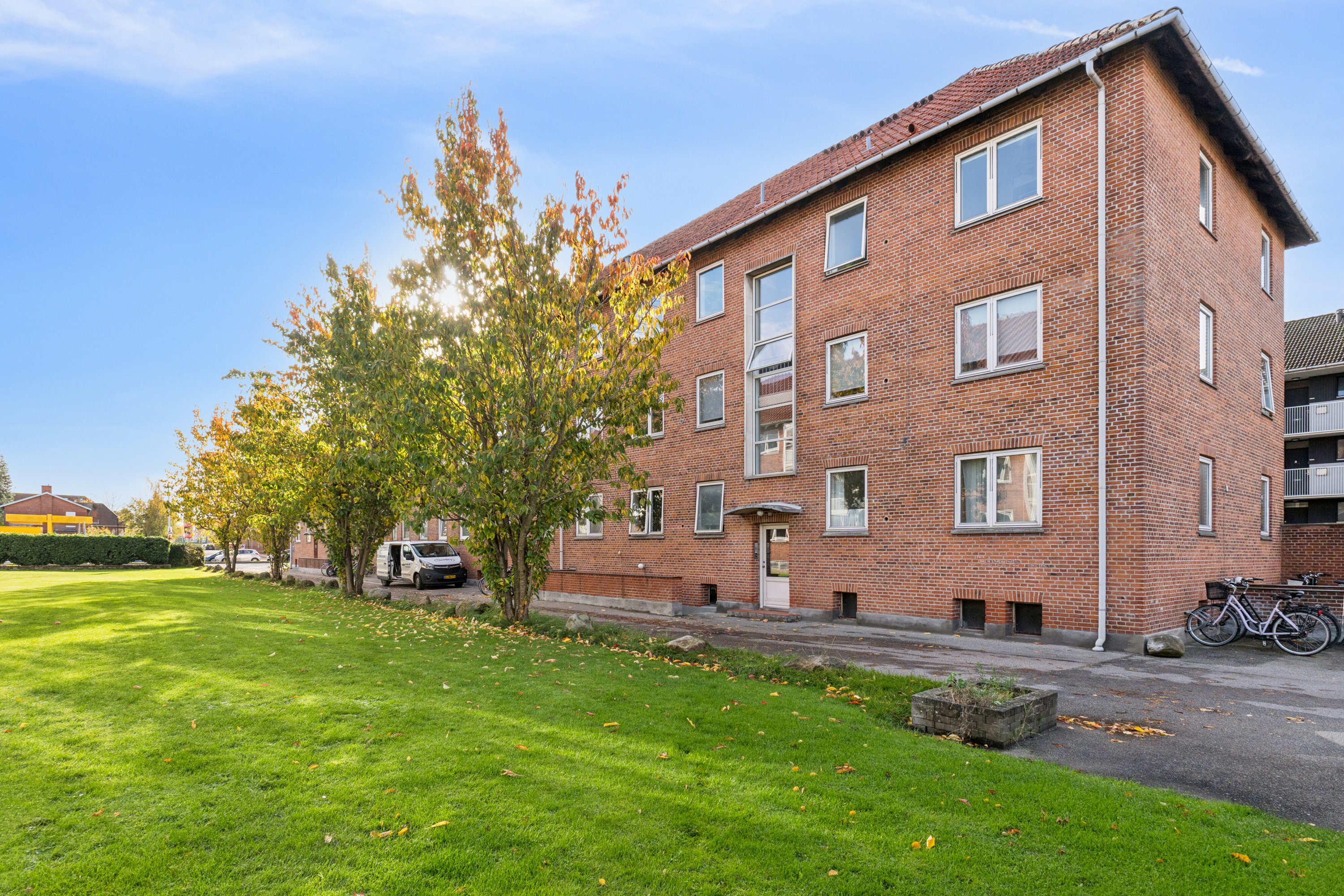 Fremhævet facade billede i fuldskærmstilstand. Billede af Hovedvejen 180, 2. th., 2600 Glostrup