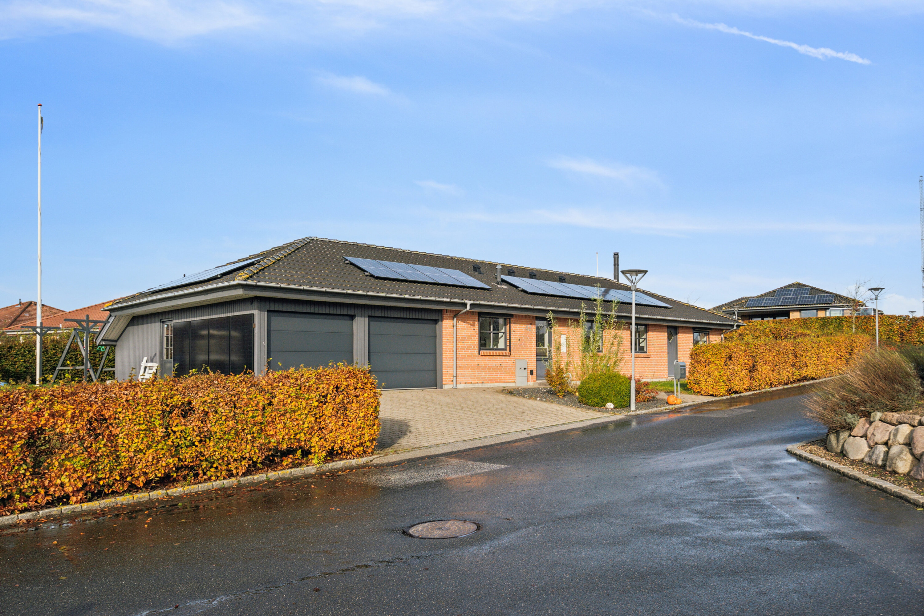 Fremhævet ejendommen set fra vejen billede i fuldskærmstilstand. Billede af Midtkobbel 42, Kollund, 6340 Kruså