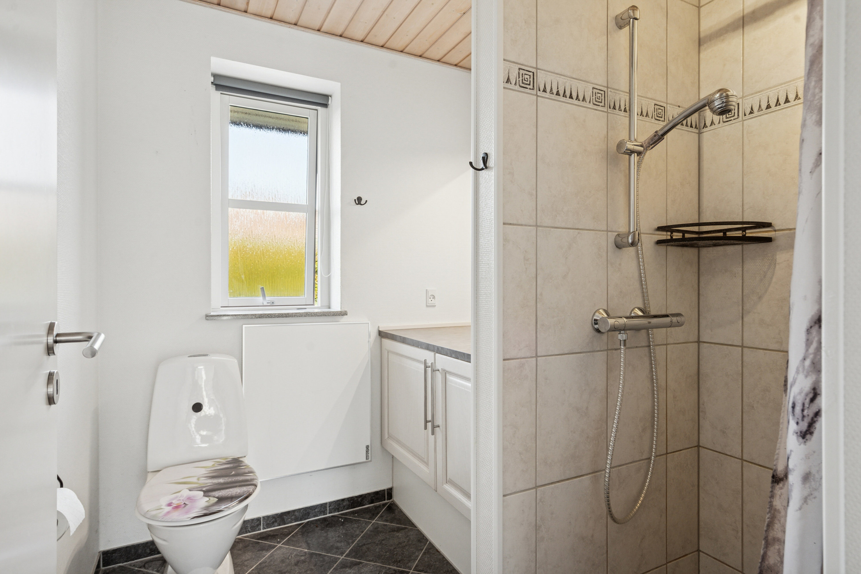 Fremhævet badeværelse billede i fuldskærmstilstand. Billede af Midtkobbel 42, Kollund, 6340 Kruså