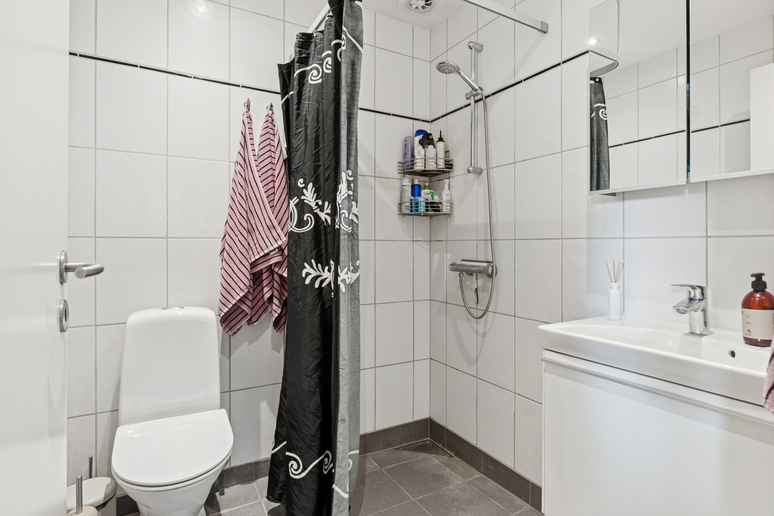 Fremhævet badeværelse billede i fuldskærmstilstand. Billede af Arreskovvænget 20, 5230 Odense M