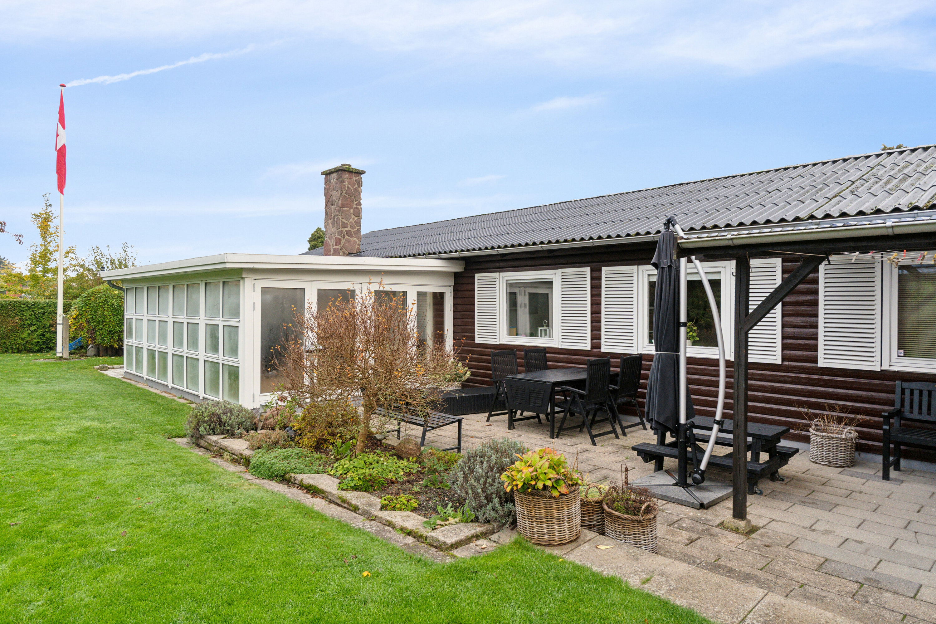 Fremhævet set fra haven billede i fuldskærmstilstand. Billede af Askevænget 15, 5800 Nyborg