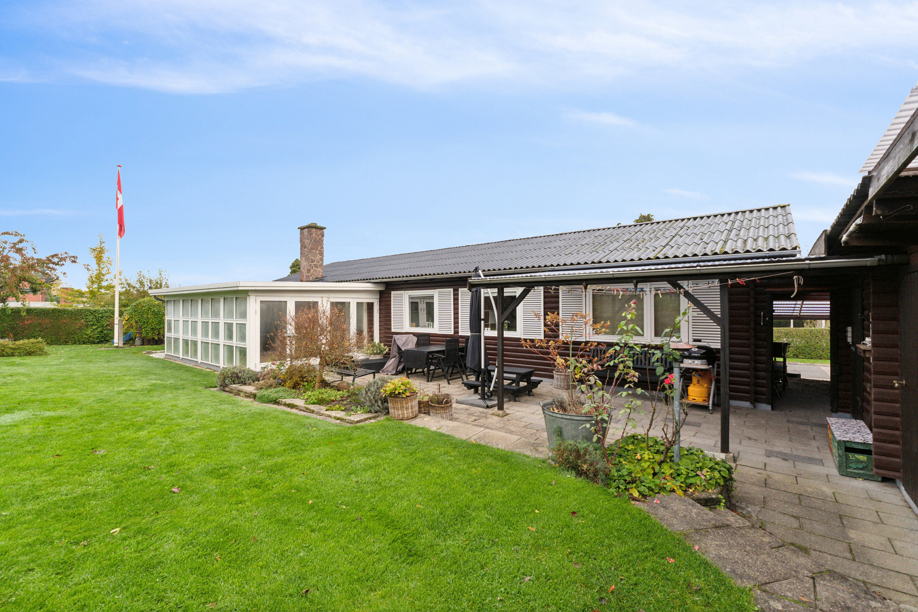 Fremhævet set fra haven billede i fuldskærmstilstand. Billede af Askevænget 15, 5800 Nyborg