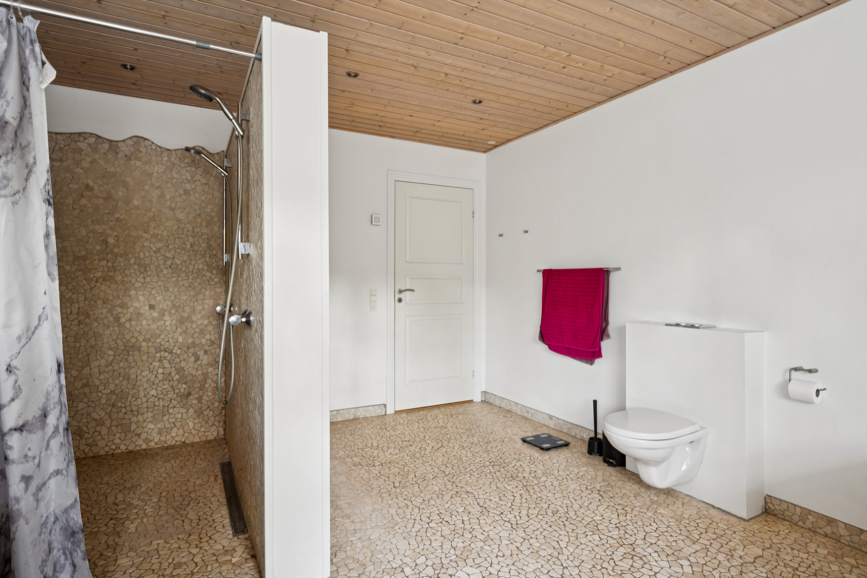 Fremhævet badeværelse billede i fuldskærmstilstand. Billede af Allingdamvej 100, Asdal, 9850 Hirtshals