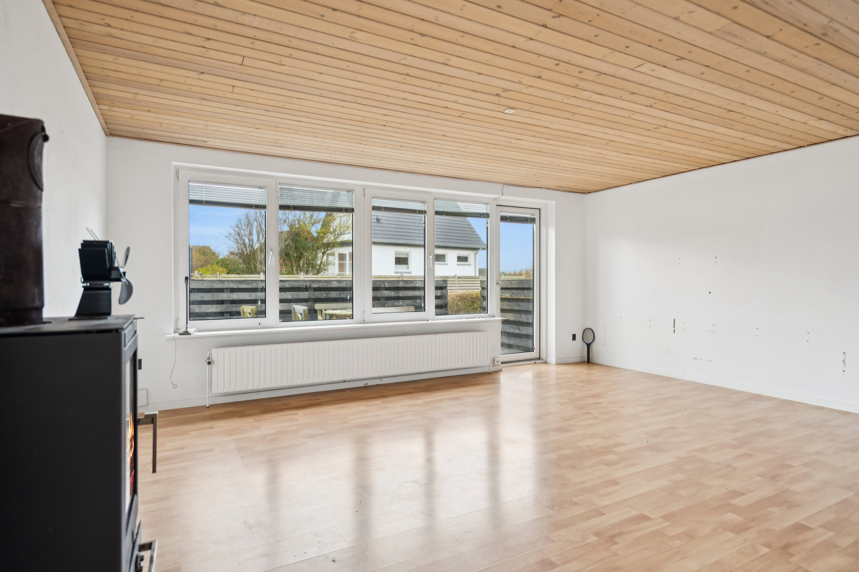 Fremhævet stue billede i fuldskærmstilstand. Billede af J M Hejlesensvej 1, Åbyen, 9850 Hirtshals