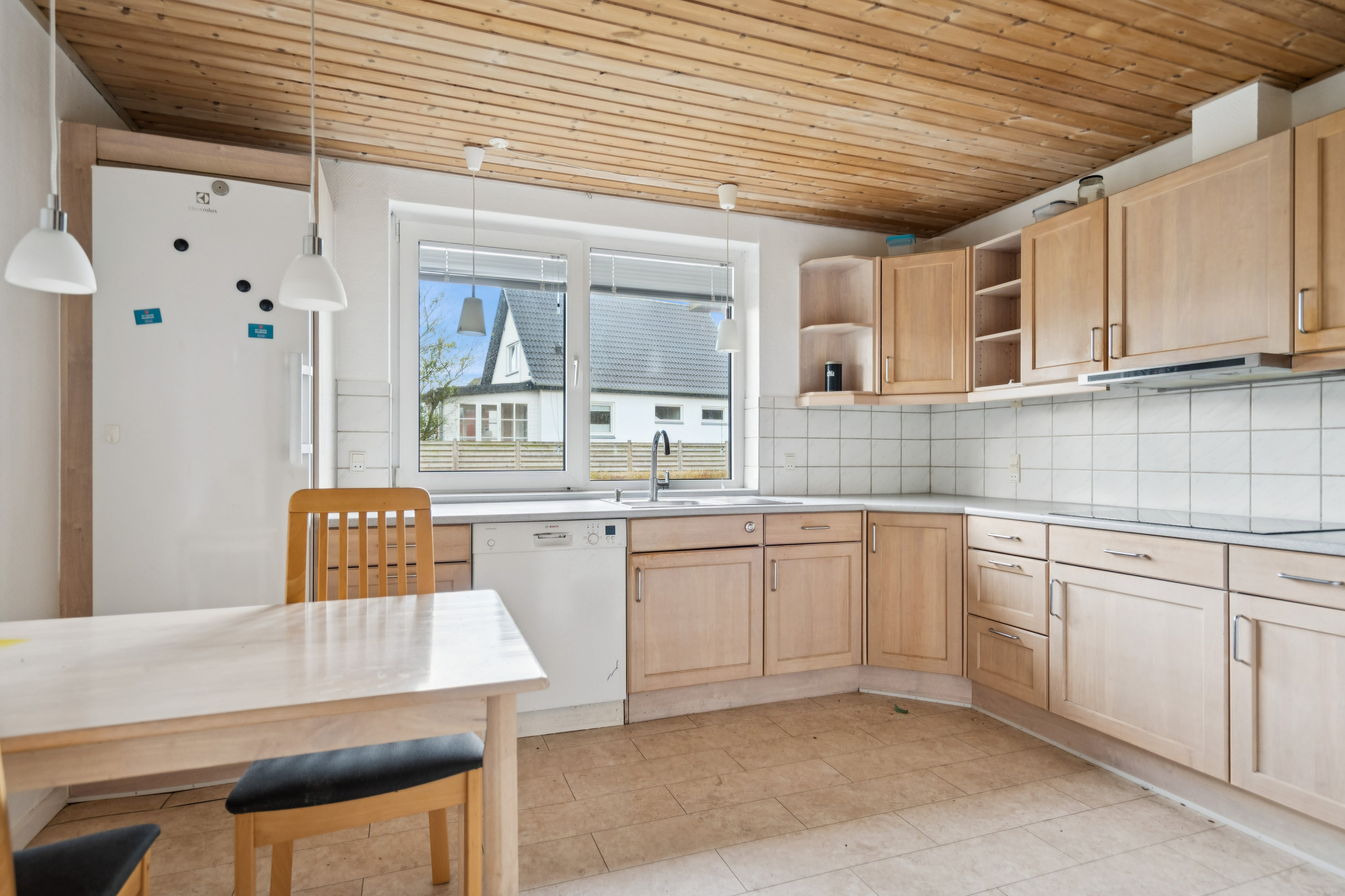 Fremhævet køkken billede i fuldskærmstilstand. Billede af J M Hejlesensvej 1, Åbyen, 9850 Hirtshals