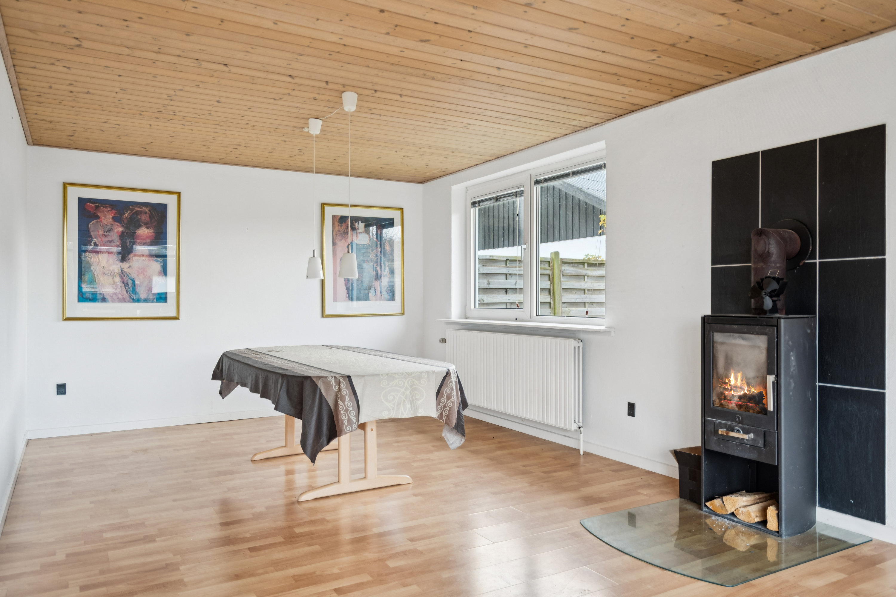 Fremhævet stue billede i fuldskærmstilstand. Billede af J M Hejlesensvej 1, Åbyen, 9850 Hirtshals