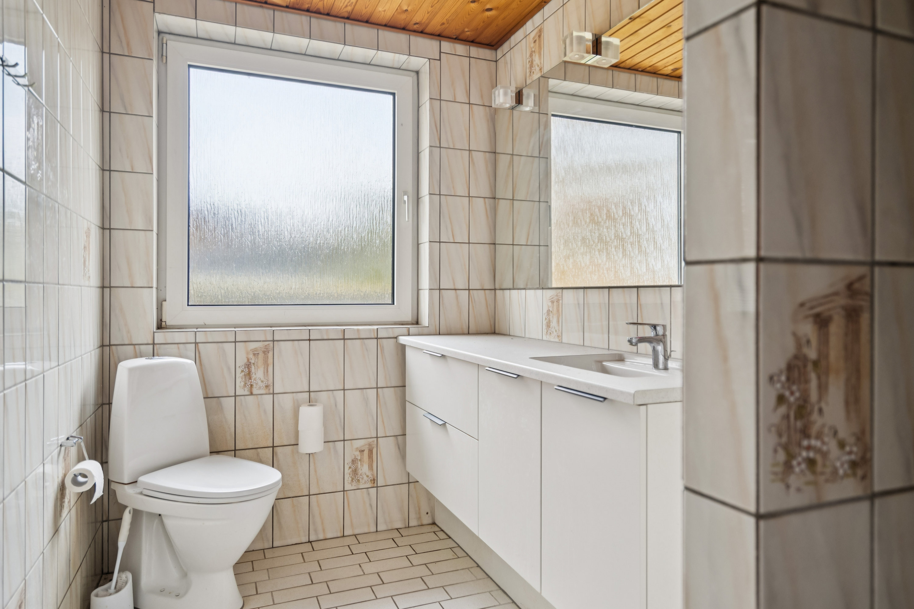 Fremhævet badeværelse billede i fuldskærmstilstand. Billede af J M Hejlesensvej 1, Åbyen, 9850 Hirtshals