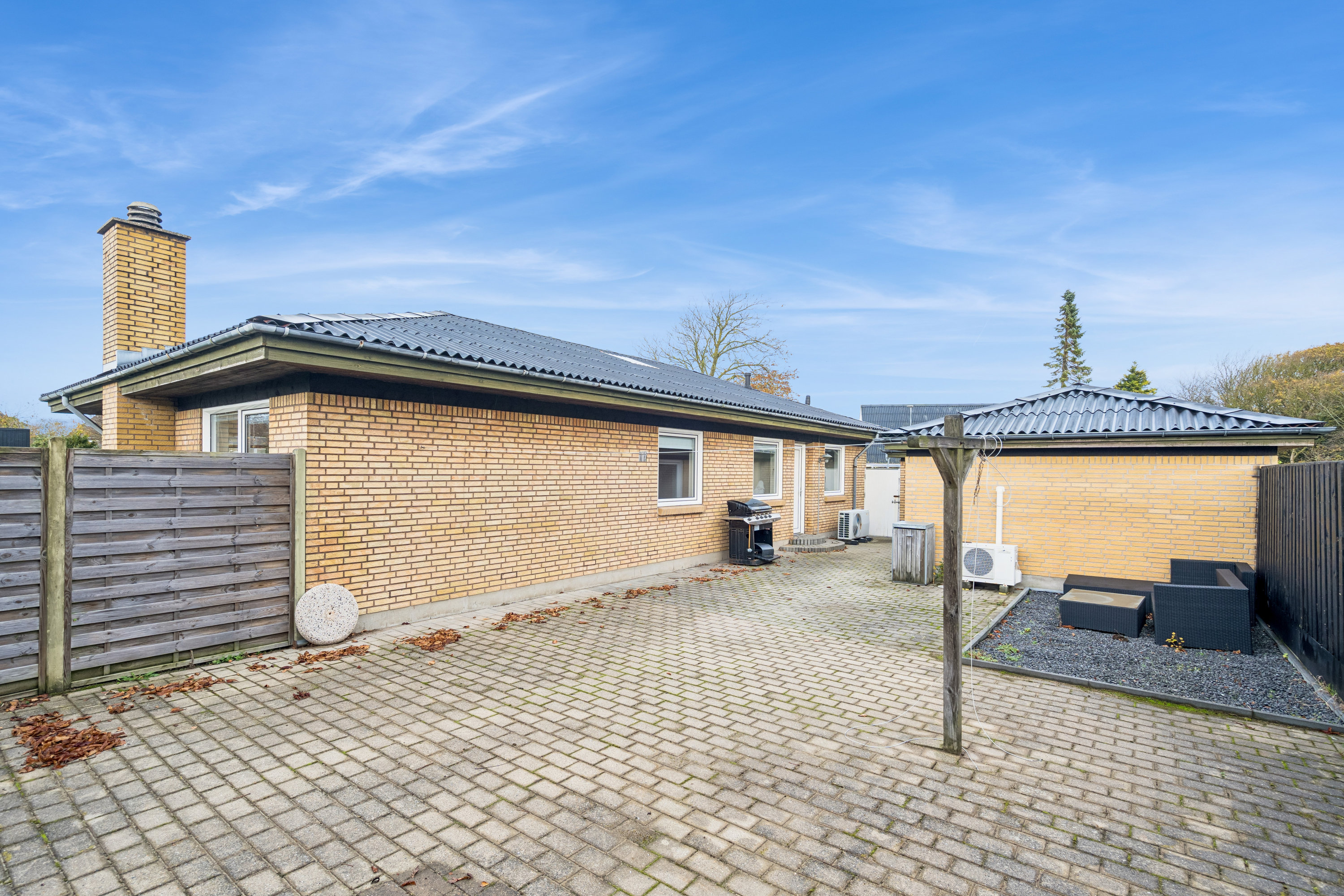 Fremhævet terrasse billede i fuldskærmstilstand. Billede af J M Hejlesensvej 1, Åbyen, 9850 Hirtshals