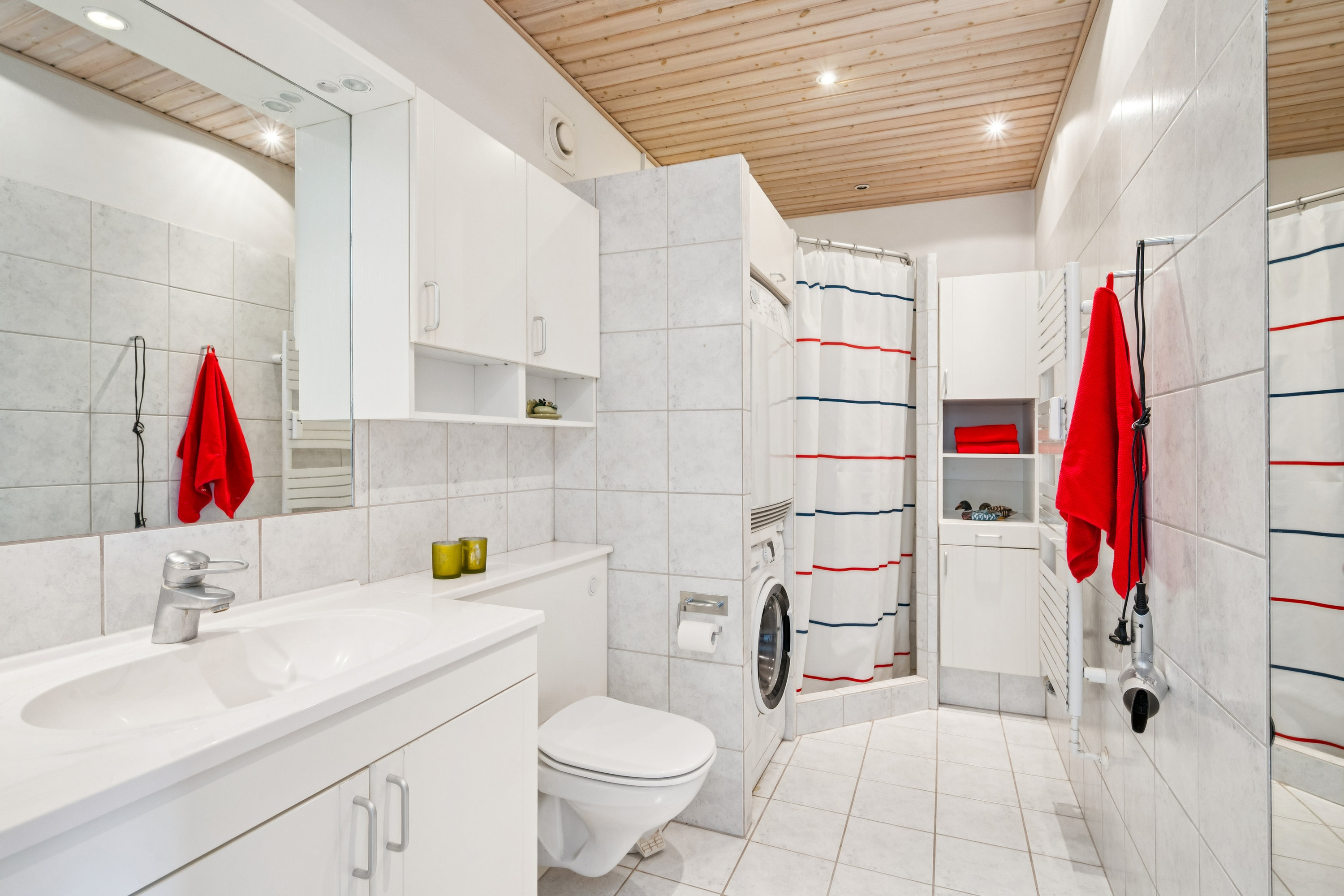 Fremhævet badeværelse billede i fuldskærmstilstand. Billede af Vestervang 10, 5. 1055., 8000 Aarhus C