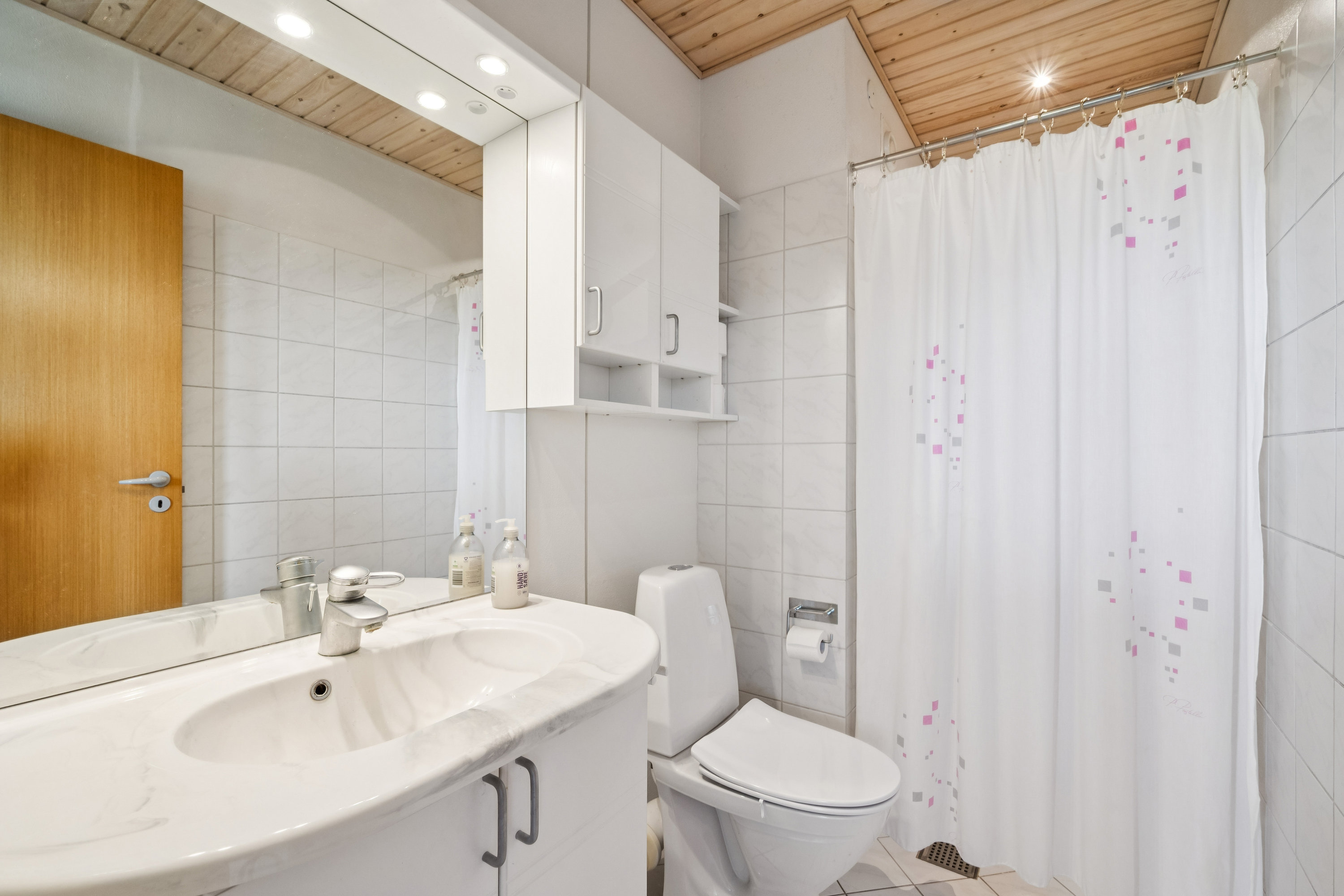 Fremhævet badeværelse billede i fuldskærmstilstand. Billede af Vestervang 10, 5. 1055., 8000 Aarhus C