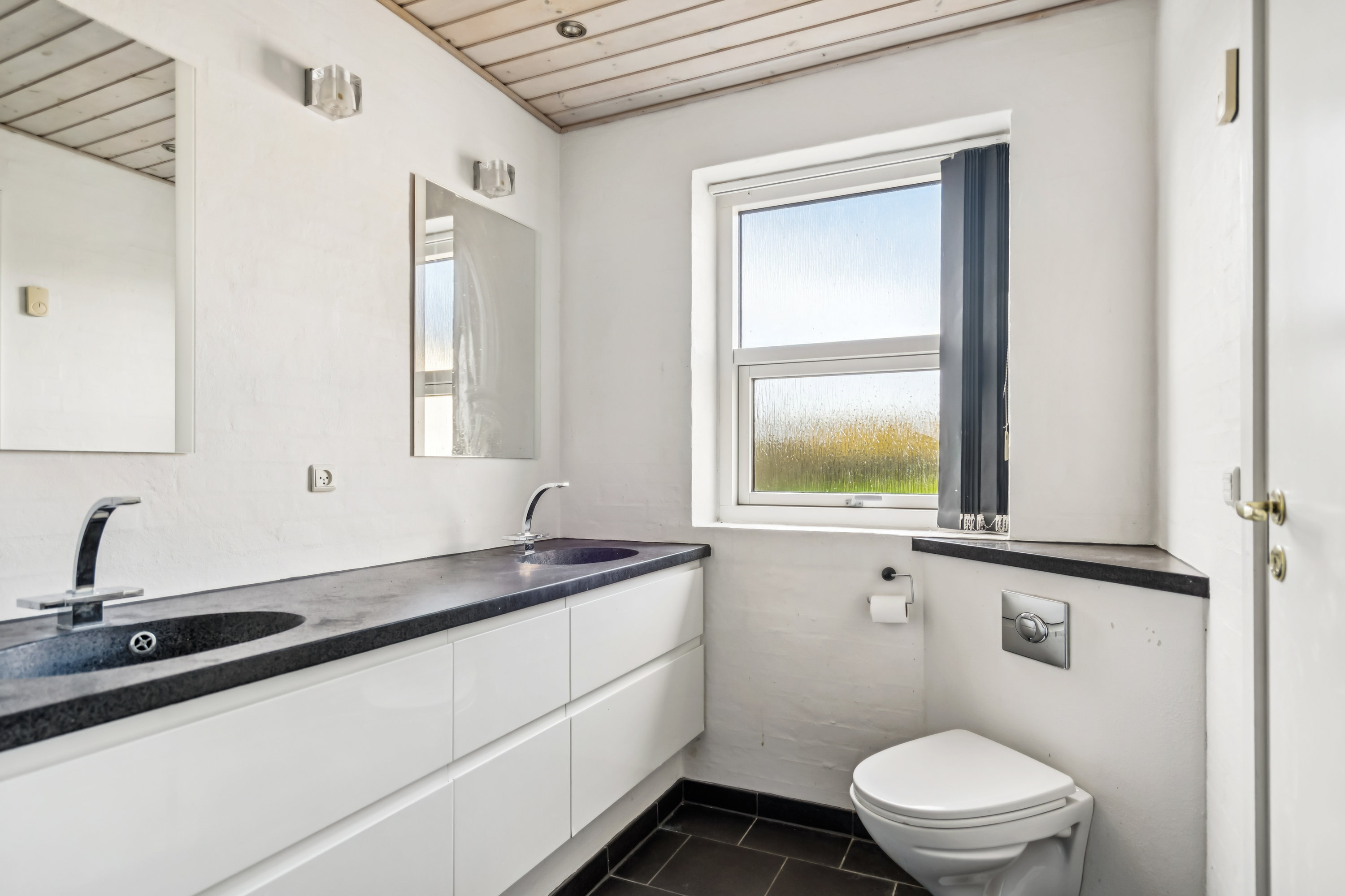 Fremhævet badeværelse billede i fuldskærmstilstand. Billede af Allingdamvej 26, Åbyen, 9850 Hirtshals