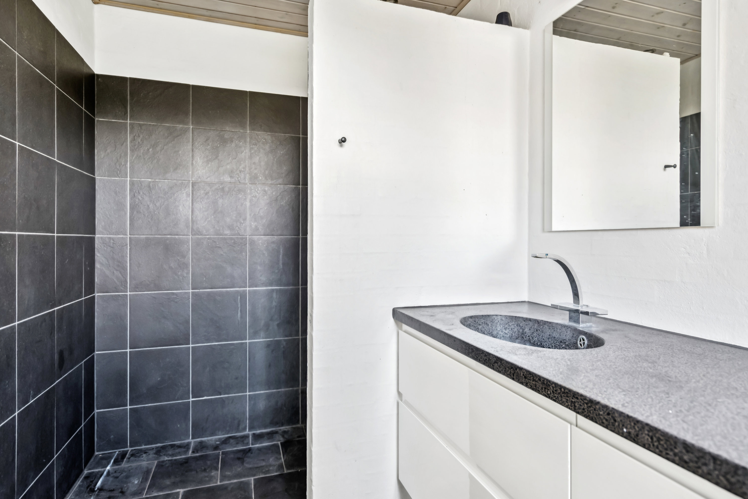 Fremhævet badeværelse billede i fuldskærmstilstand. Billede af Allingdamvej 26, Åbyen, 9850 Hirtshals