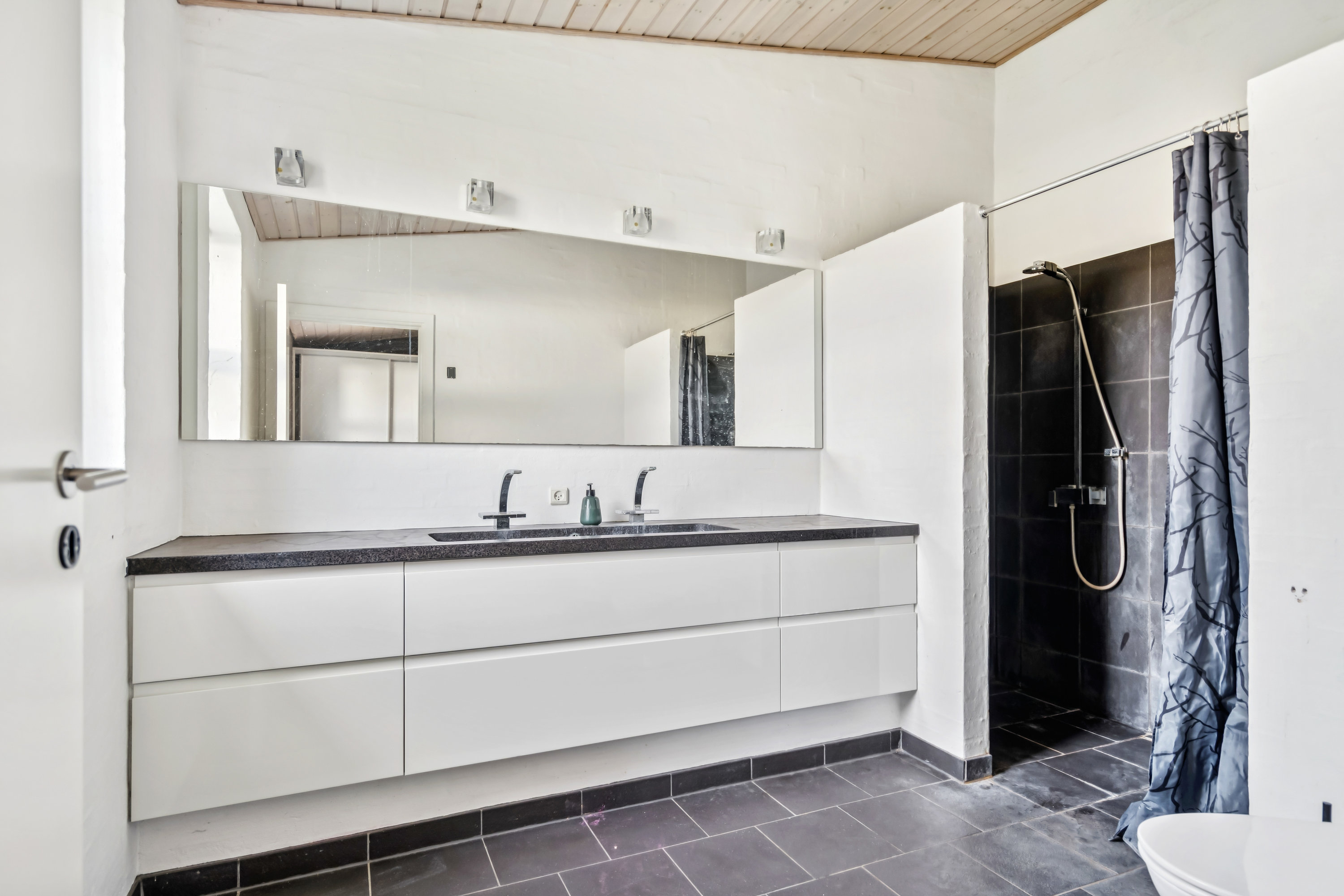 Fremhævet badeværelse billede i fuldskærmstilstand. Billede af Allingdamvej 26, Åbyen, 9850 Hirtshals