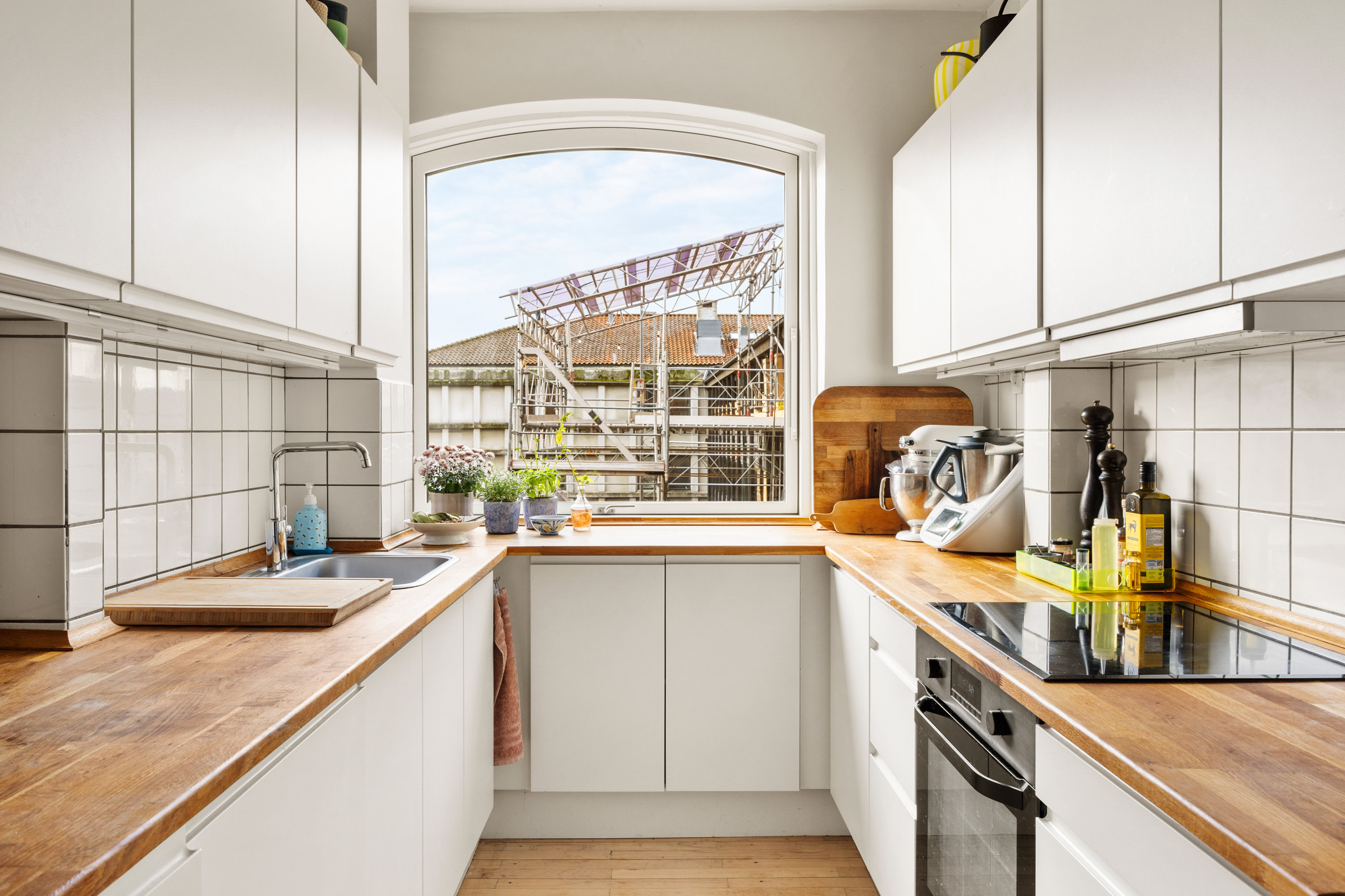 Fremhævet køkken billede i fuldskærmstilstand. Billede af Dronningens Tværgade 37, 5. 5., 1302 København K