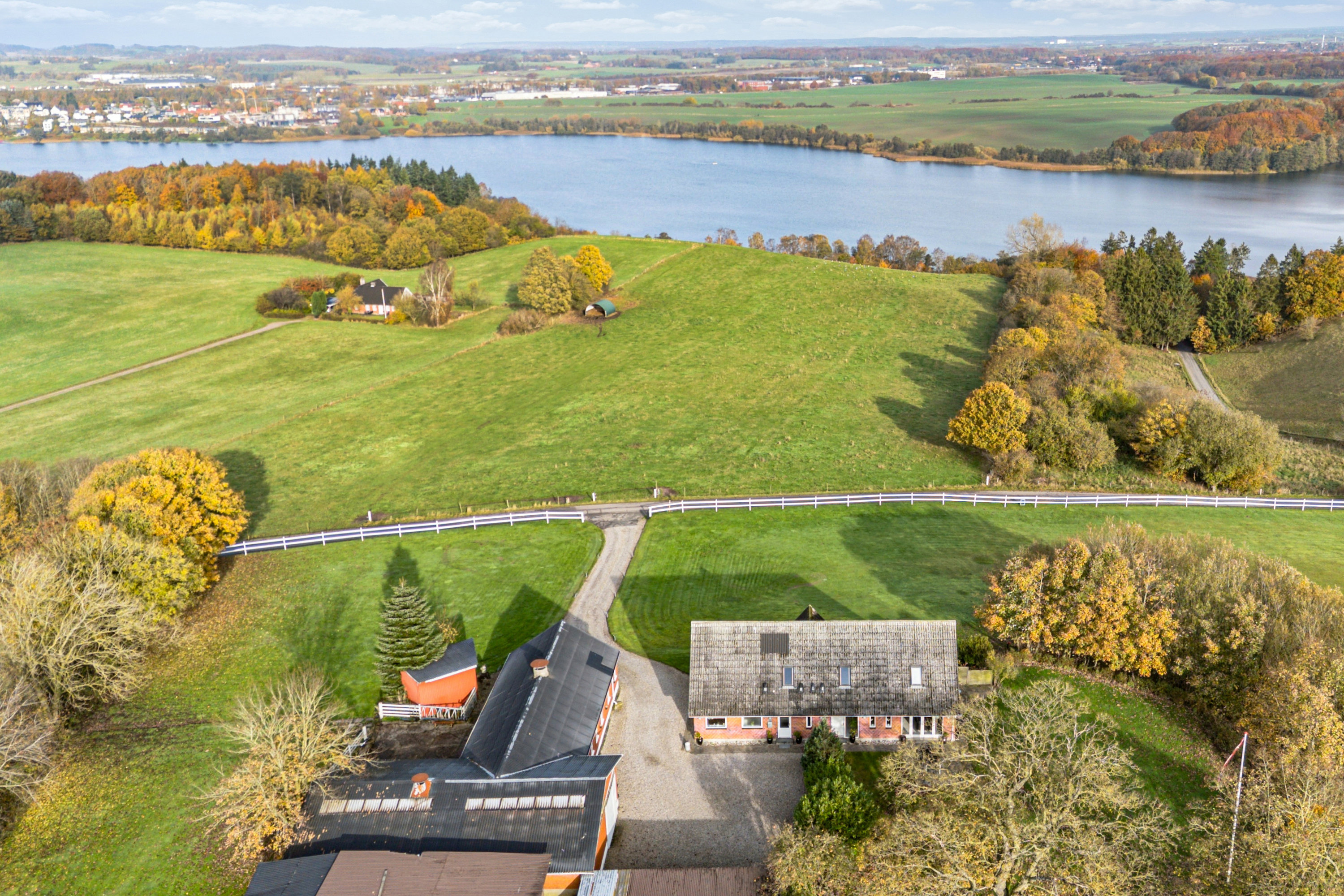 Fremhævet luftfoto billede i fuldskærmstilstand. Billede af Sandgravvej 10, Gram, 8660 Skanderborg