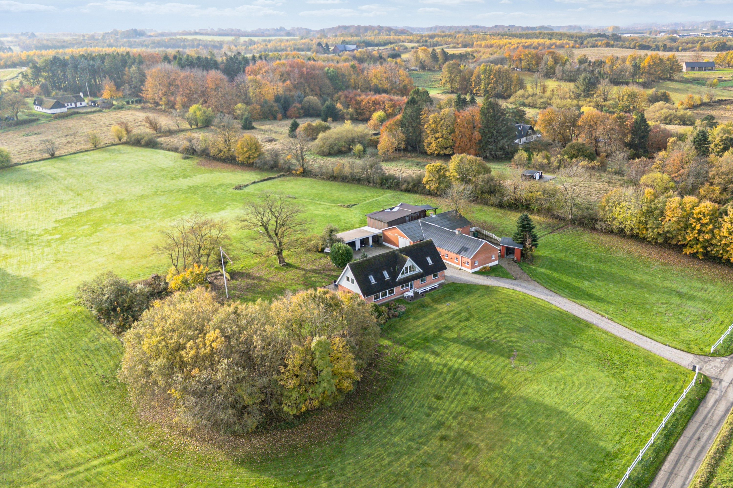 Fremhævet luftfoto billede i fuldskærmstilstand. Billede af Sandgravvej 10, Gram, 8660 Skanderborg