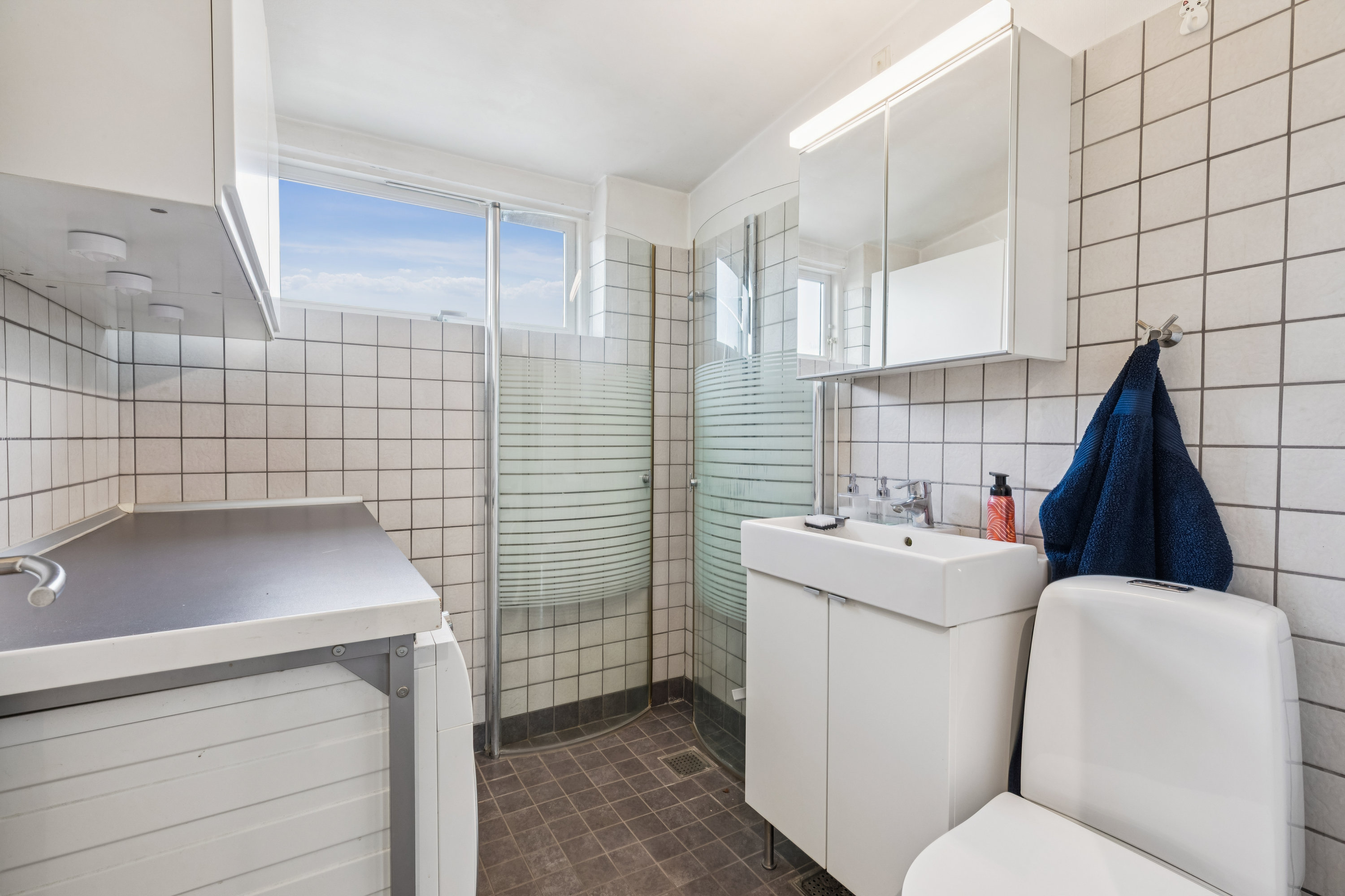 Fremhævet badeværelse billede i fuldskærmstilstand. Billede af H P Olsens Vænge 17, 2630 Taastrup