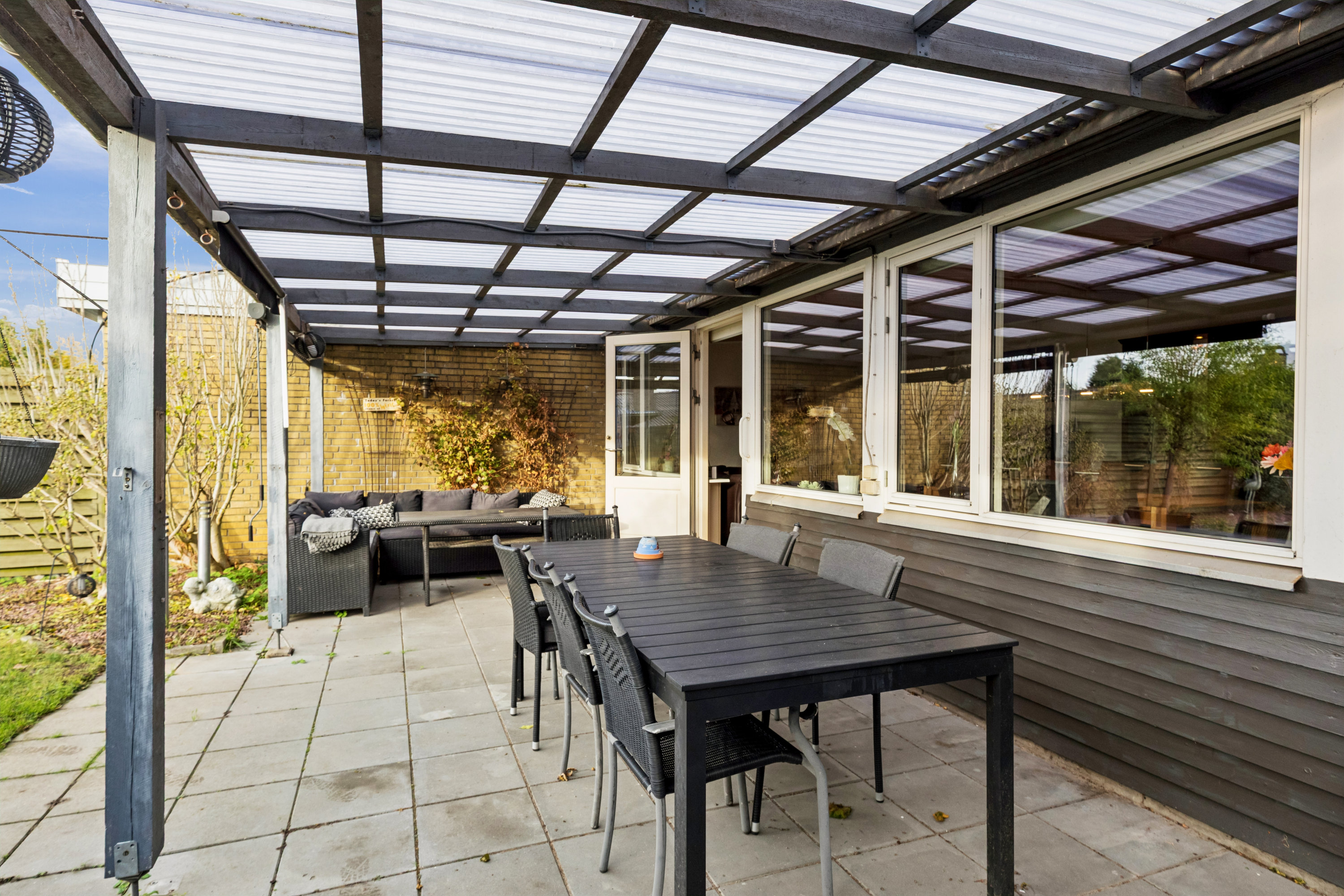 Fremhævet terrasse billede i fuldskærmstilstand. Billede af H P Olsens Vænge 17, 2630 Taastrup