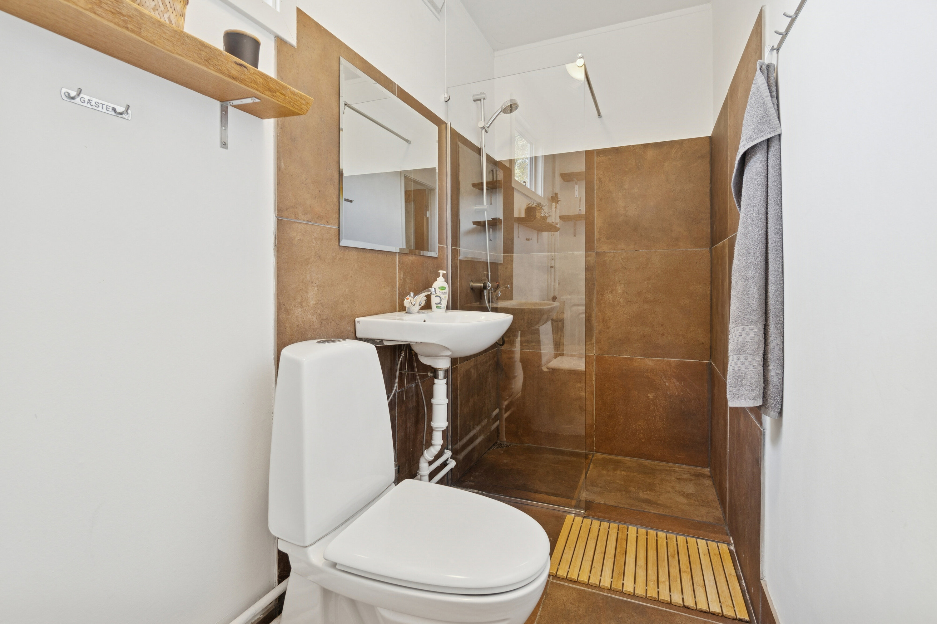 Fremhævet badeværelse billede i fuldskærmstilstand. Billede af Vigen 2, Snogebæk, 3730 Nexø