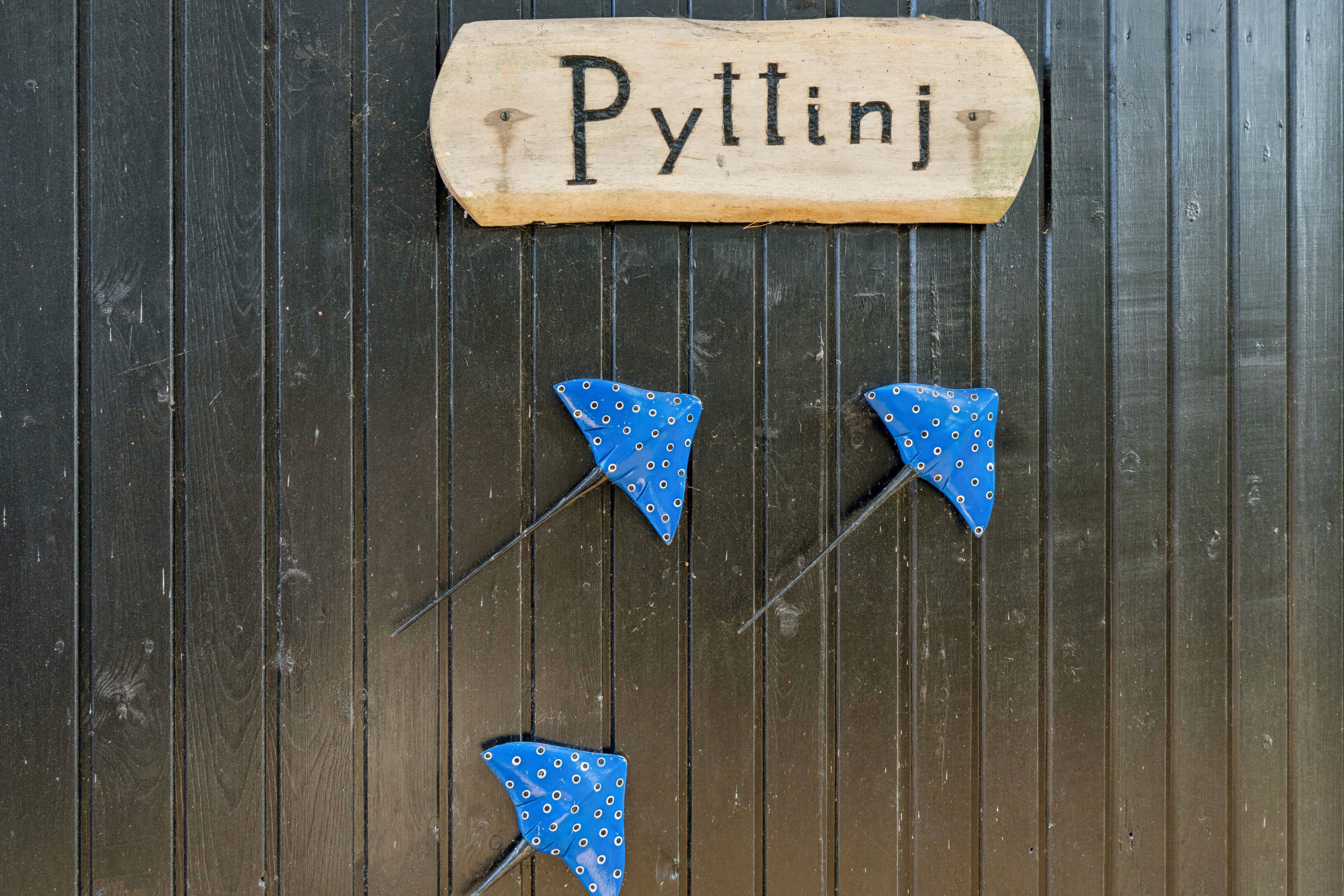 Fremhævet udendørs billede i fuldskærmstilstand. Billede af Vigen 2, Snogebæk, 3730 Nexø