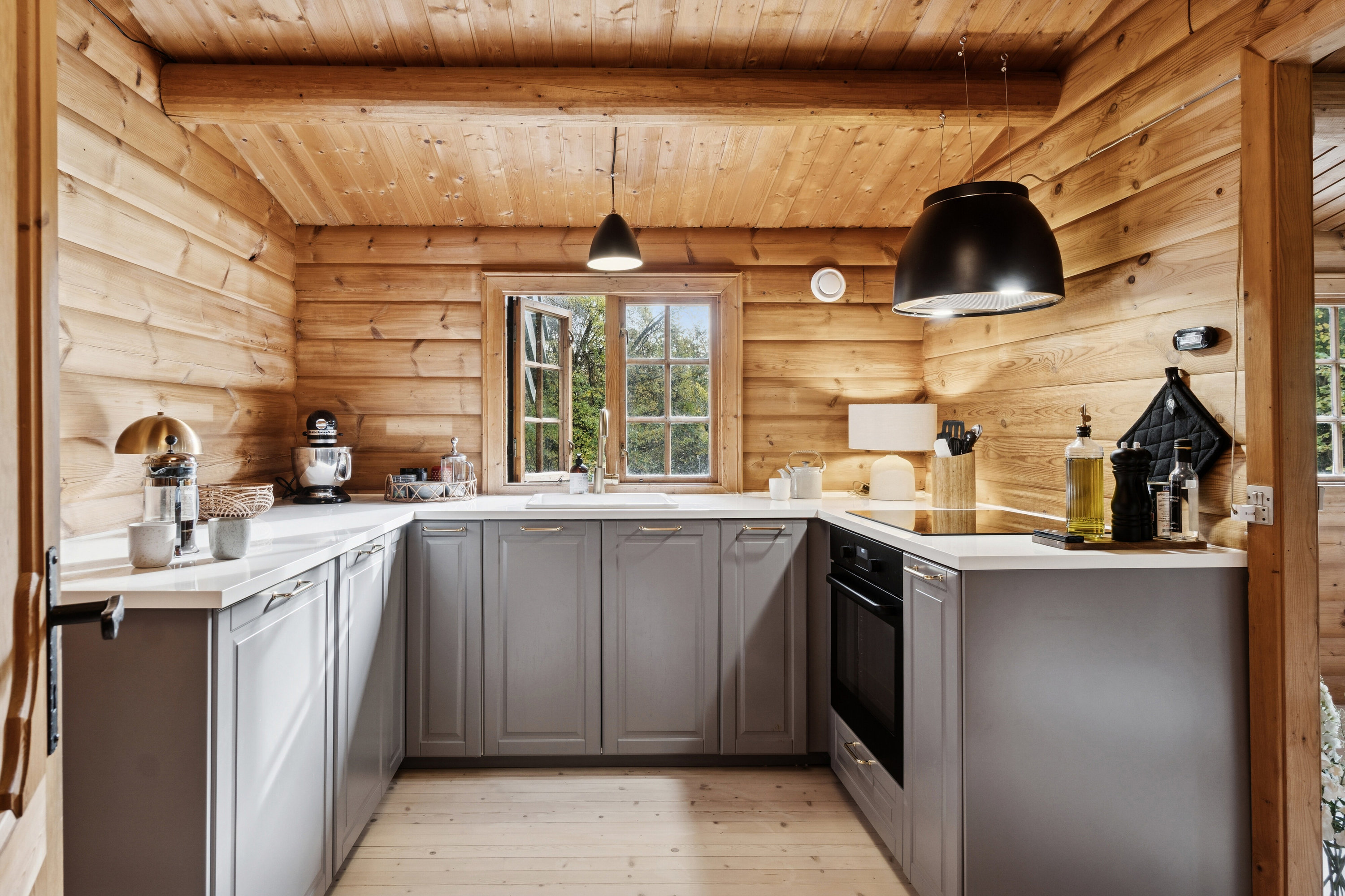 Fremhævet køkken billede i fuldskærmstilstand. Billede af Lindevangen 1, 4581 Rørvig