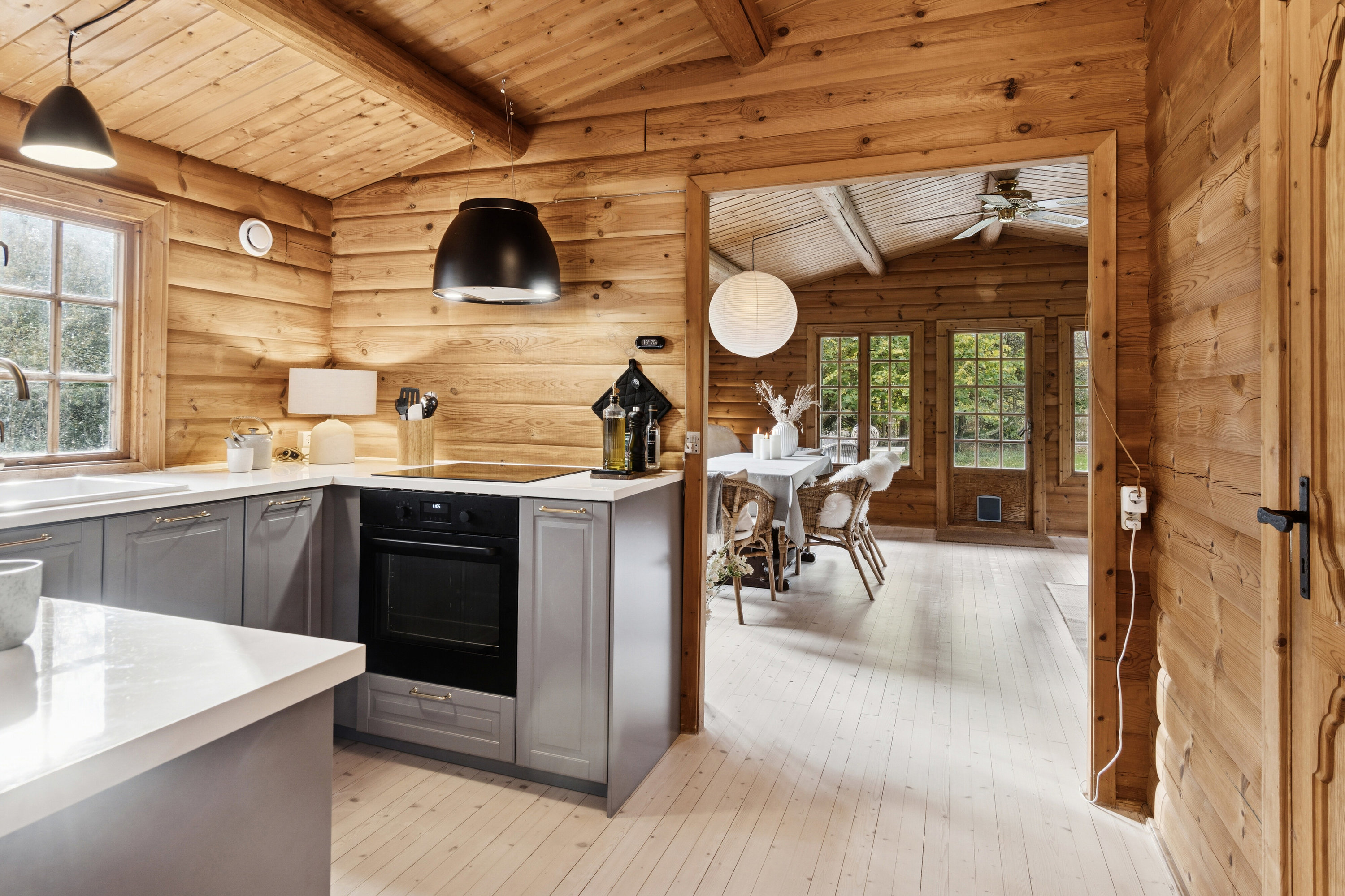 Fremhævet køkken billede i fuldskærmstilstand. Billede af Lindevangen 1, 4581 Rørvig