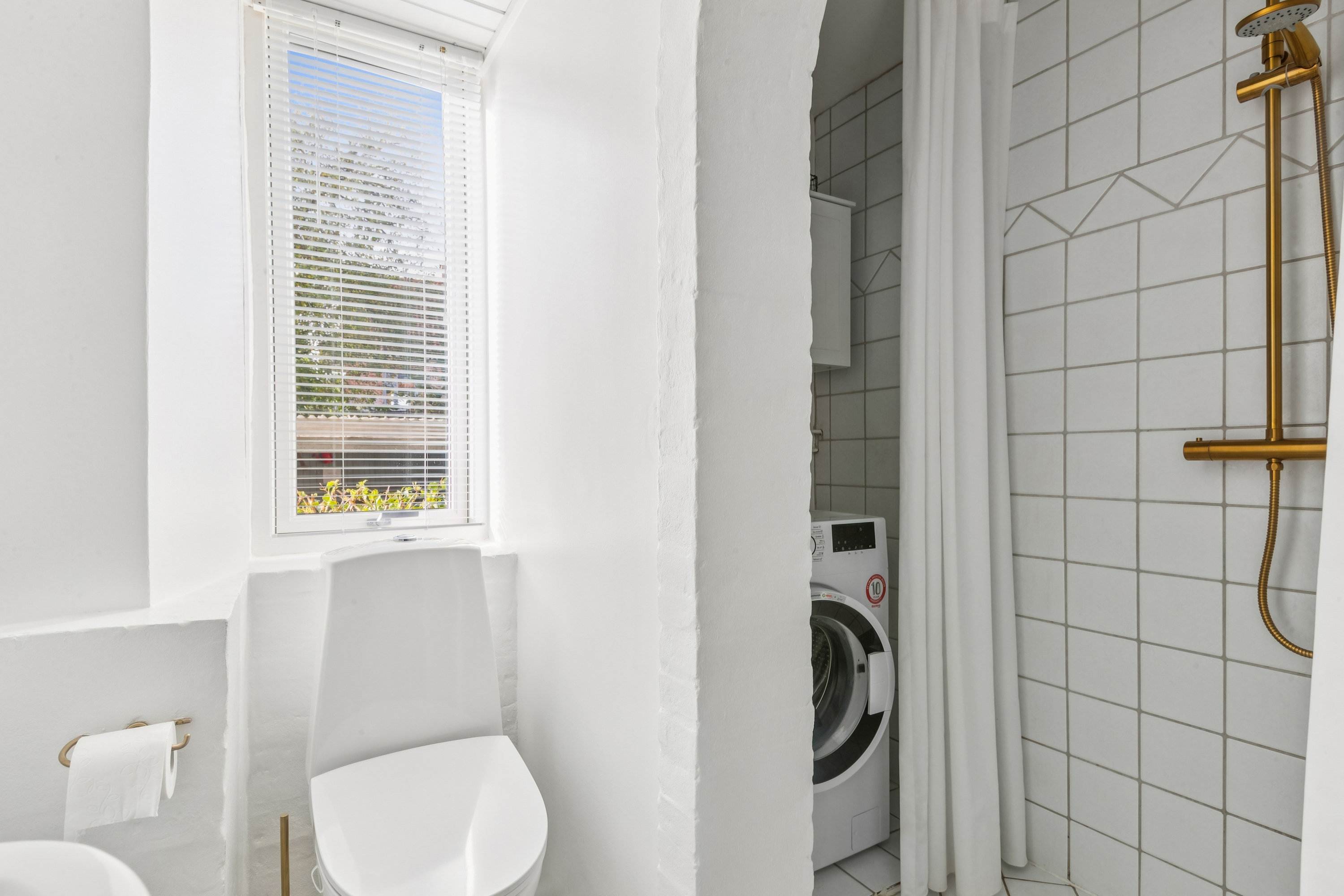 Fremhævet bad billede i fuldskærmstilstand. Billede af Sabroesvej 19F, st.. th., 3000 Helsingør