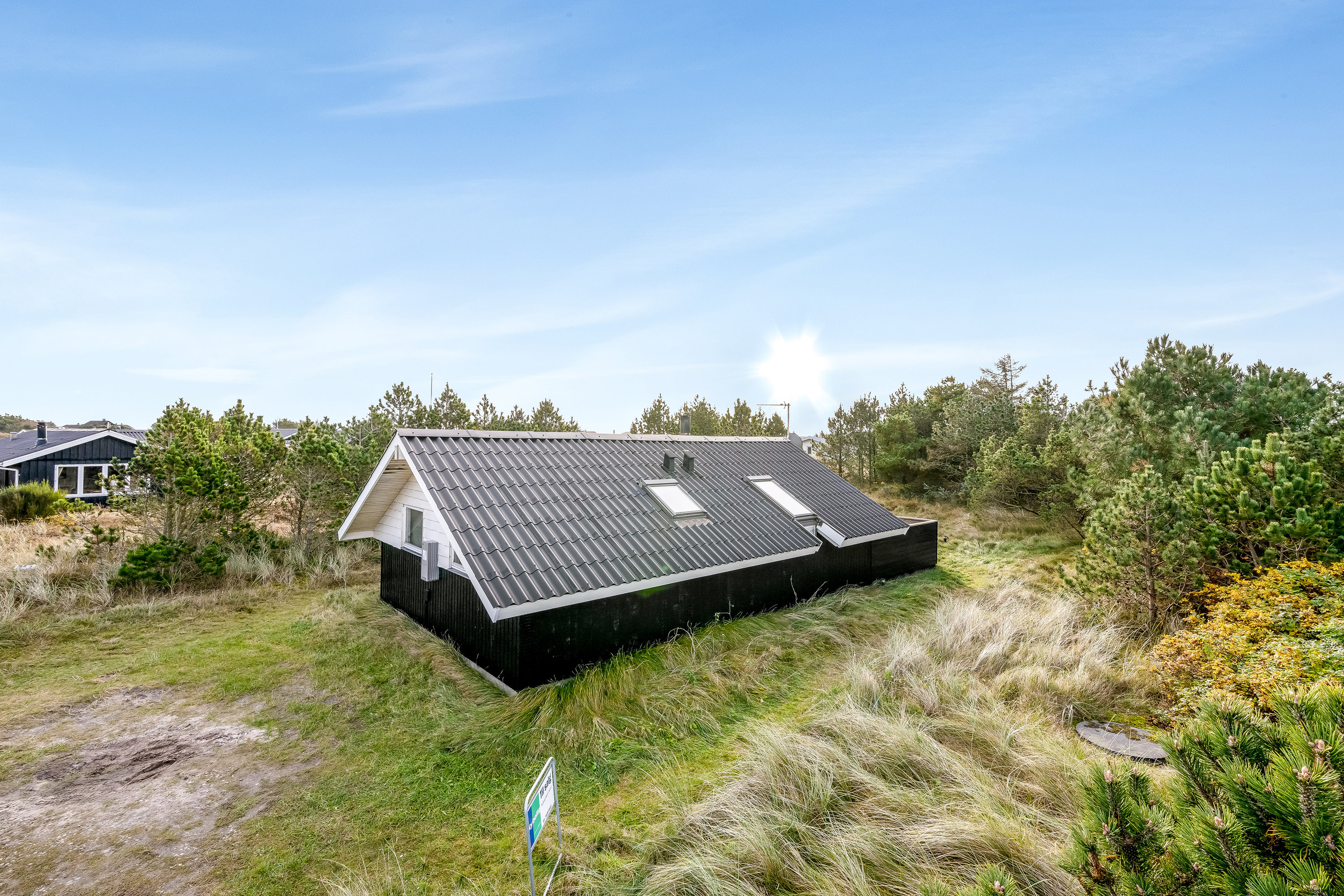 Fremhævet facade billede i fuldskærmstilstand. Billede af Baunebjergvej 23, Haurvig, 6960 Hvide Sande