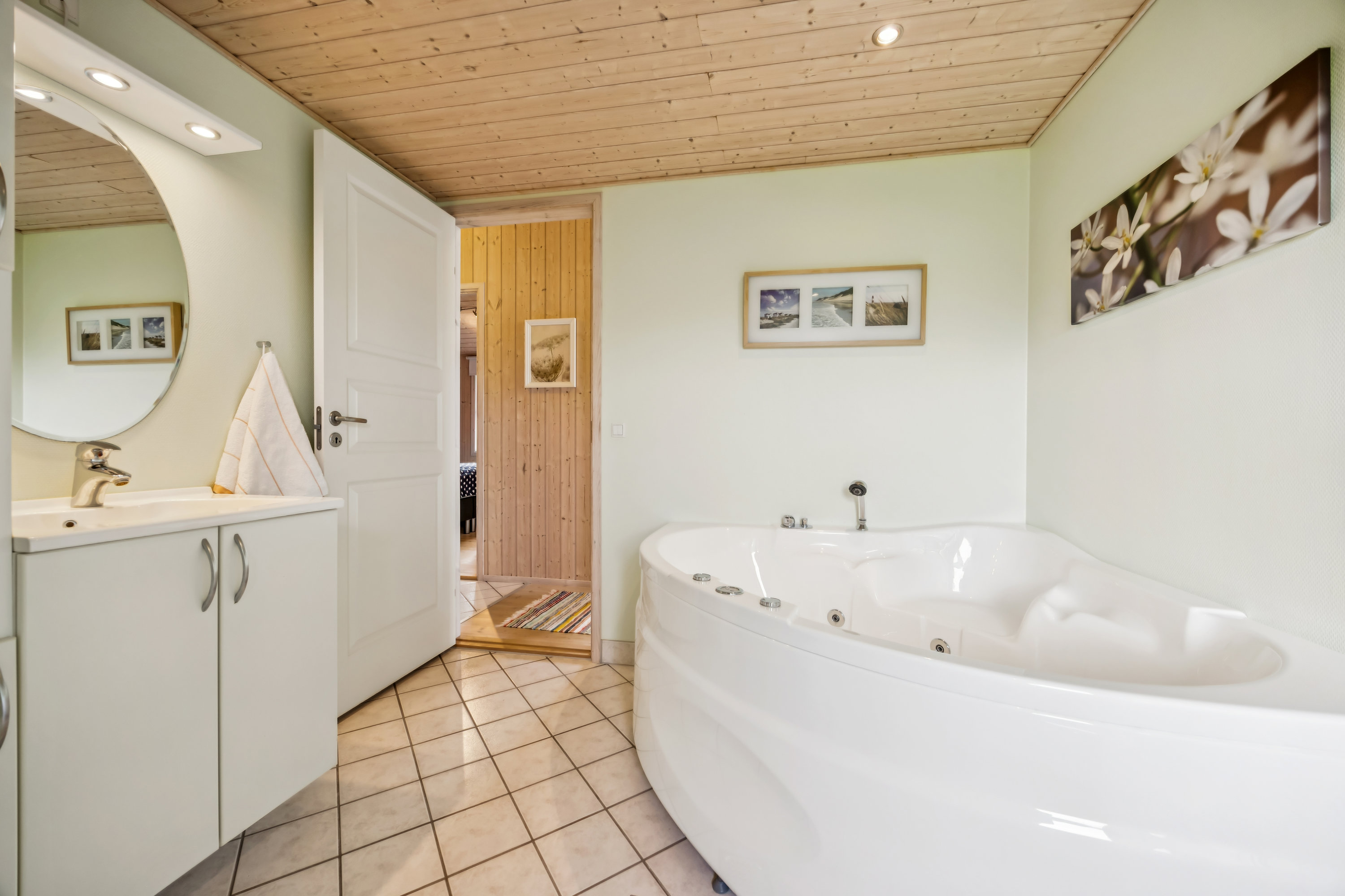 Fremhævet badeværelse billede i fuldskærmstilstand. Billede af Engdraget 8, Hou, 9370 Hals