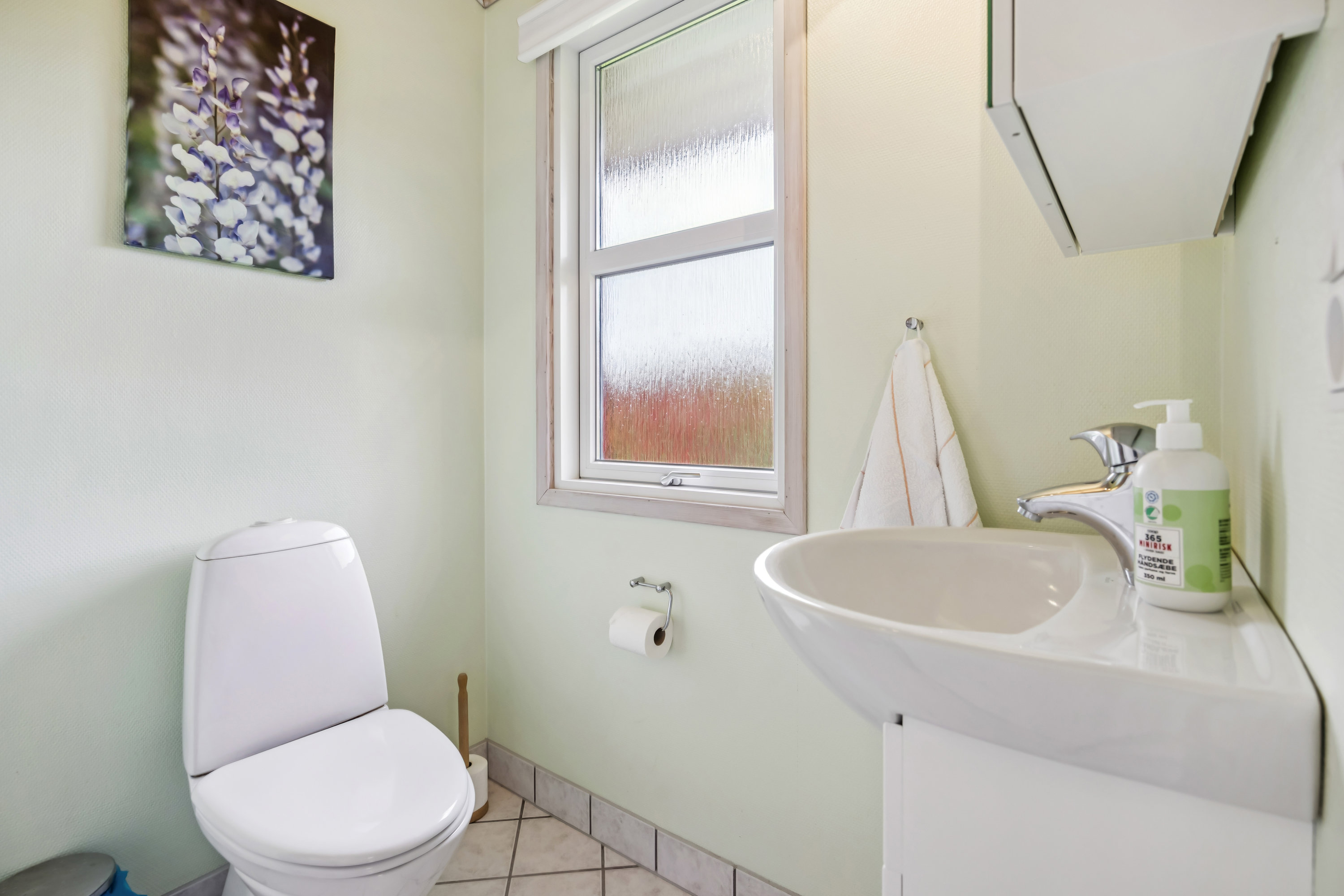 Fremhævet badeværelse billede i fuldskærmstilstand. Billede af Engdraget 8, Hou, 9370 Hals