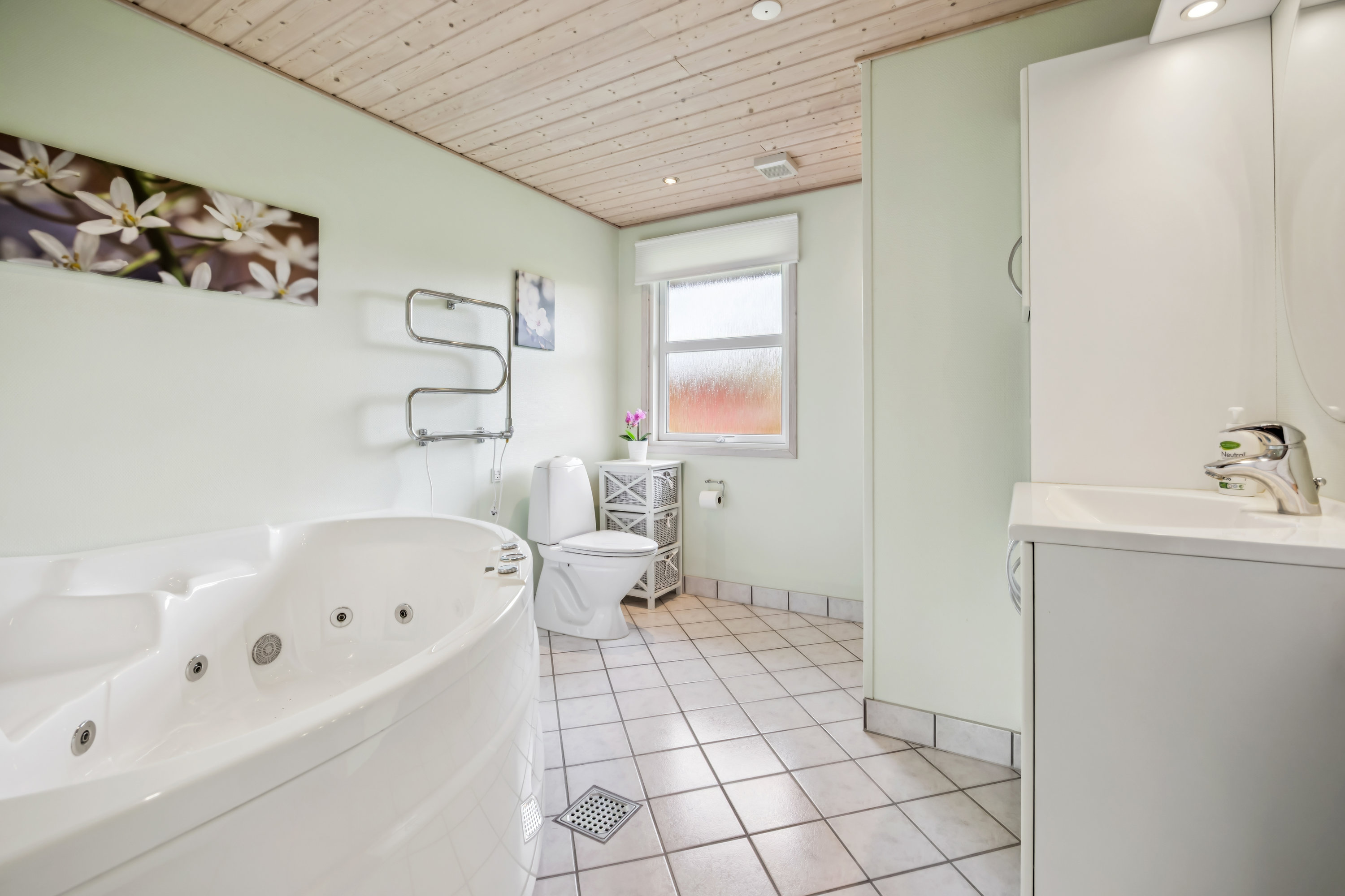 Fremhævet badeværelse billede i fuldskærmstilstand. Billede af Engdraget 8, Hou, 9370 Hals