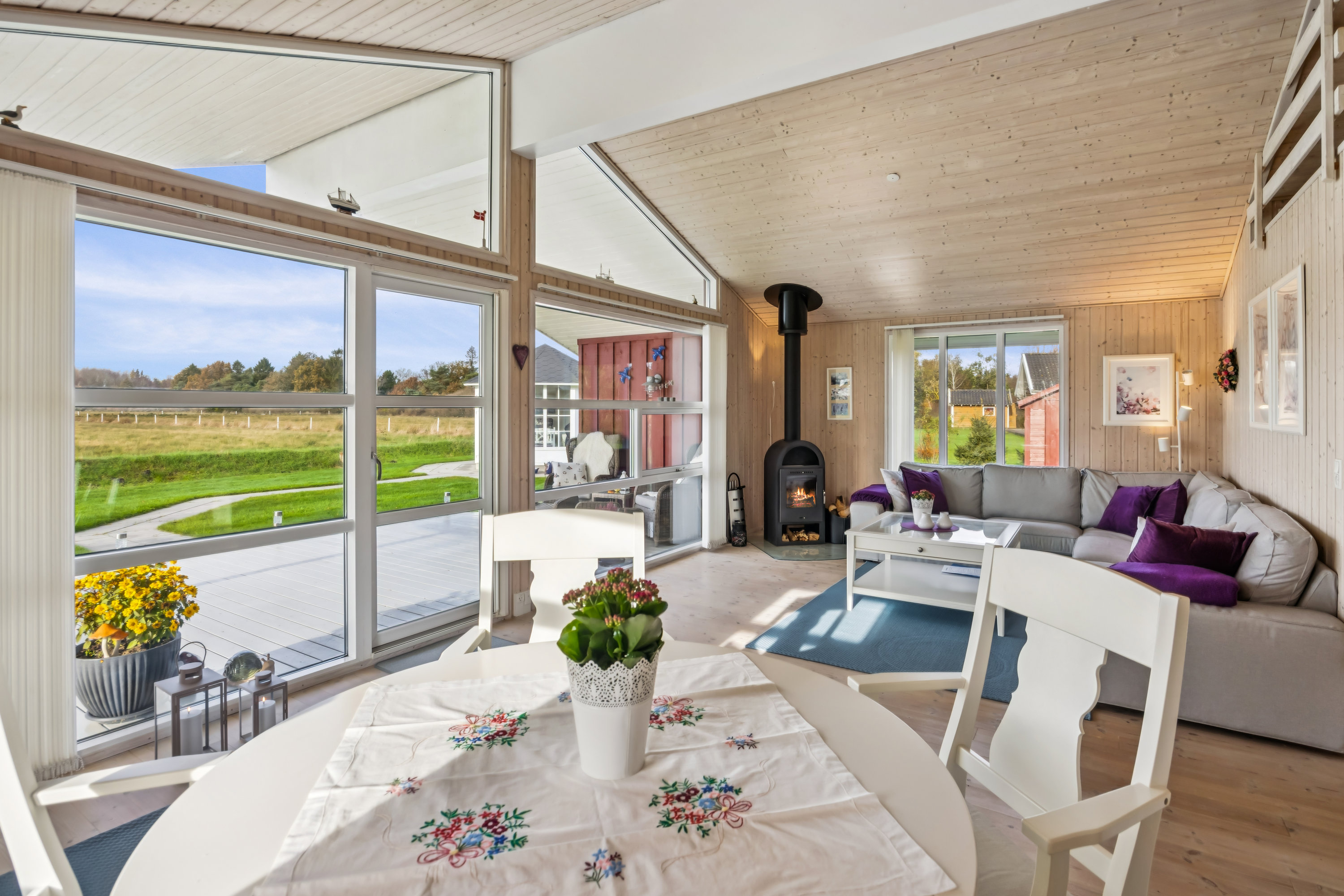 Fremhævet stue billede i fuldskærmstilstand. Billede af Engdraget 8, Hou, 9370 Hals