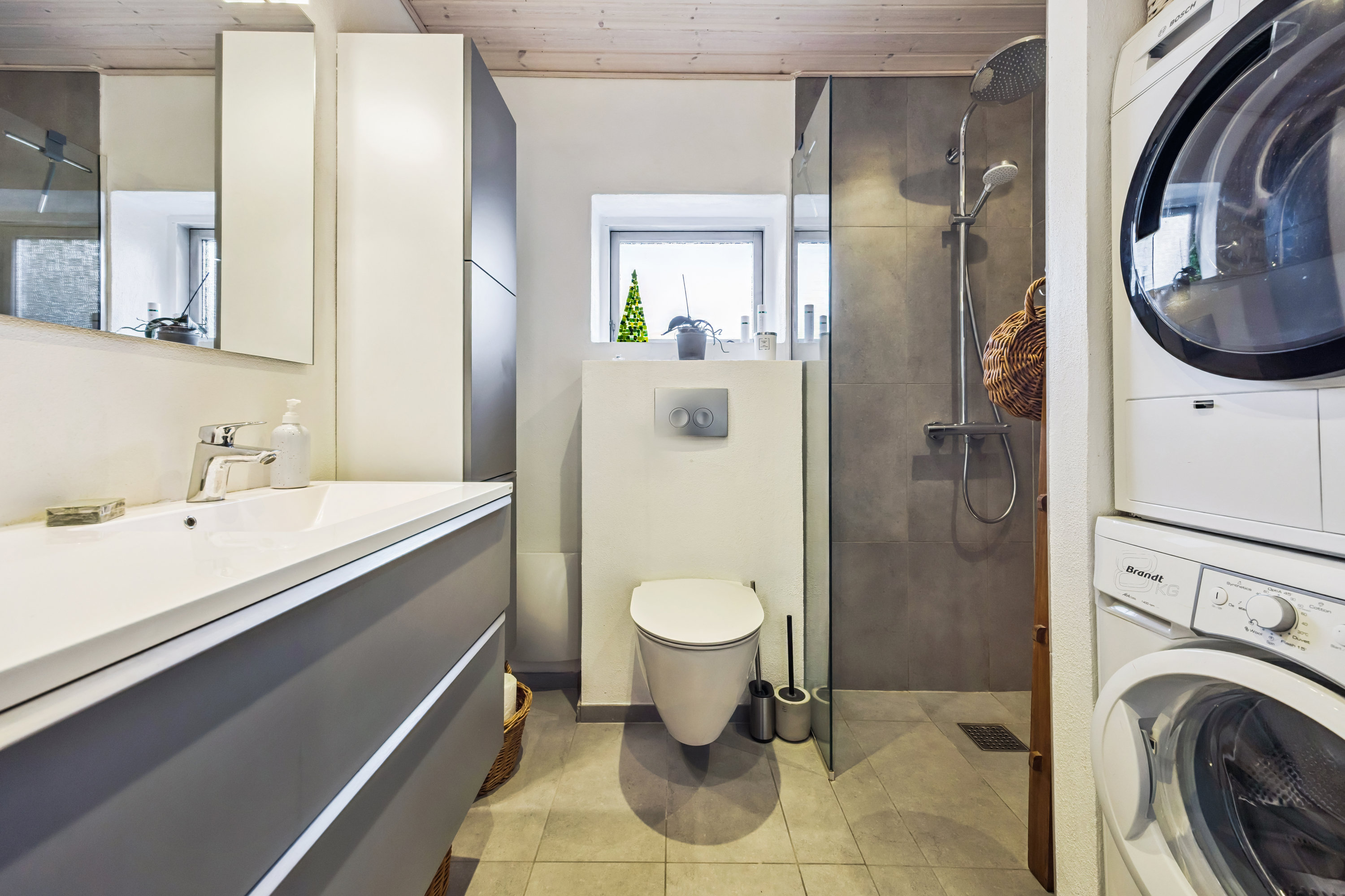 Fremhævet badeværelse billede i fuldskærmstilstand. Billede af Lille Østergade 2, 9370 Hals