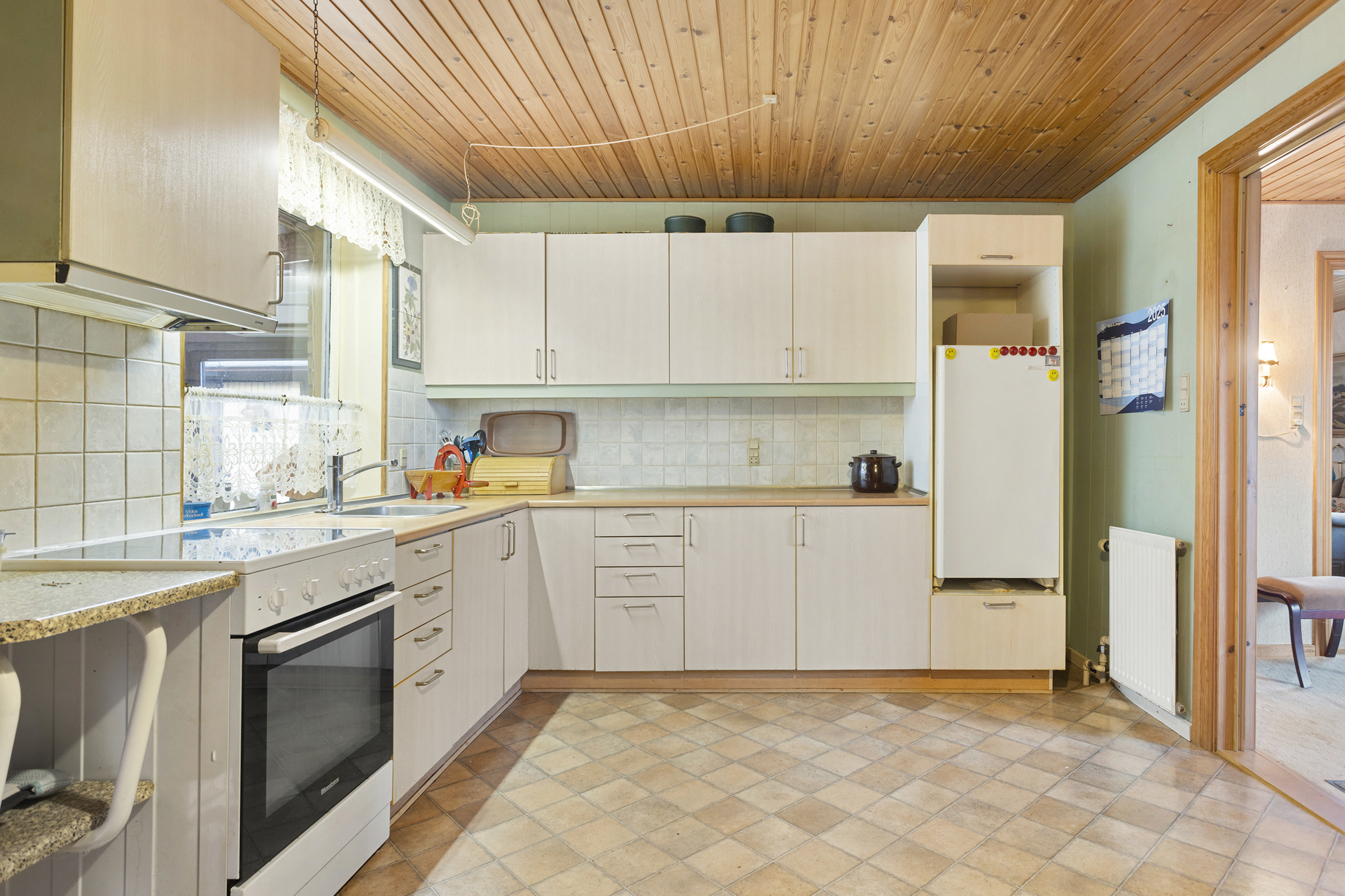 Fremhævet køkken billede i fuldskærmstilstand. Billede af Åhavevej 26, Voerså, 9300 Sæby