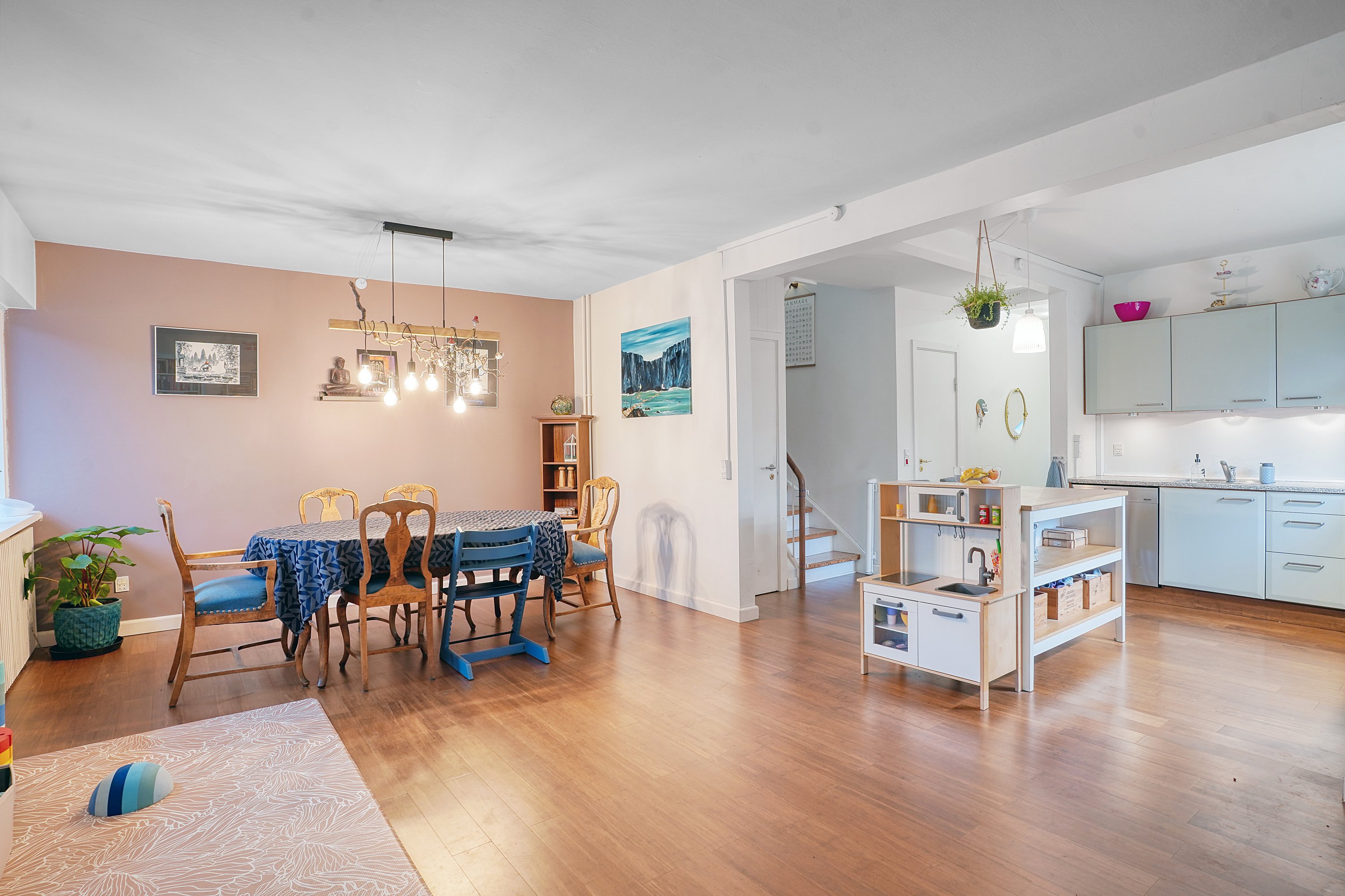 Fremhævet spisestue billede i fuldskærmstilstand. Billede af Nordvangsvej 11, 3500 Værløse