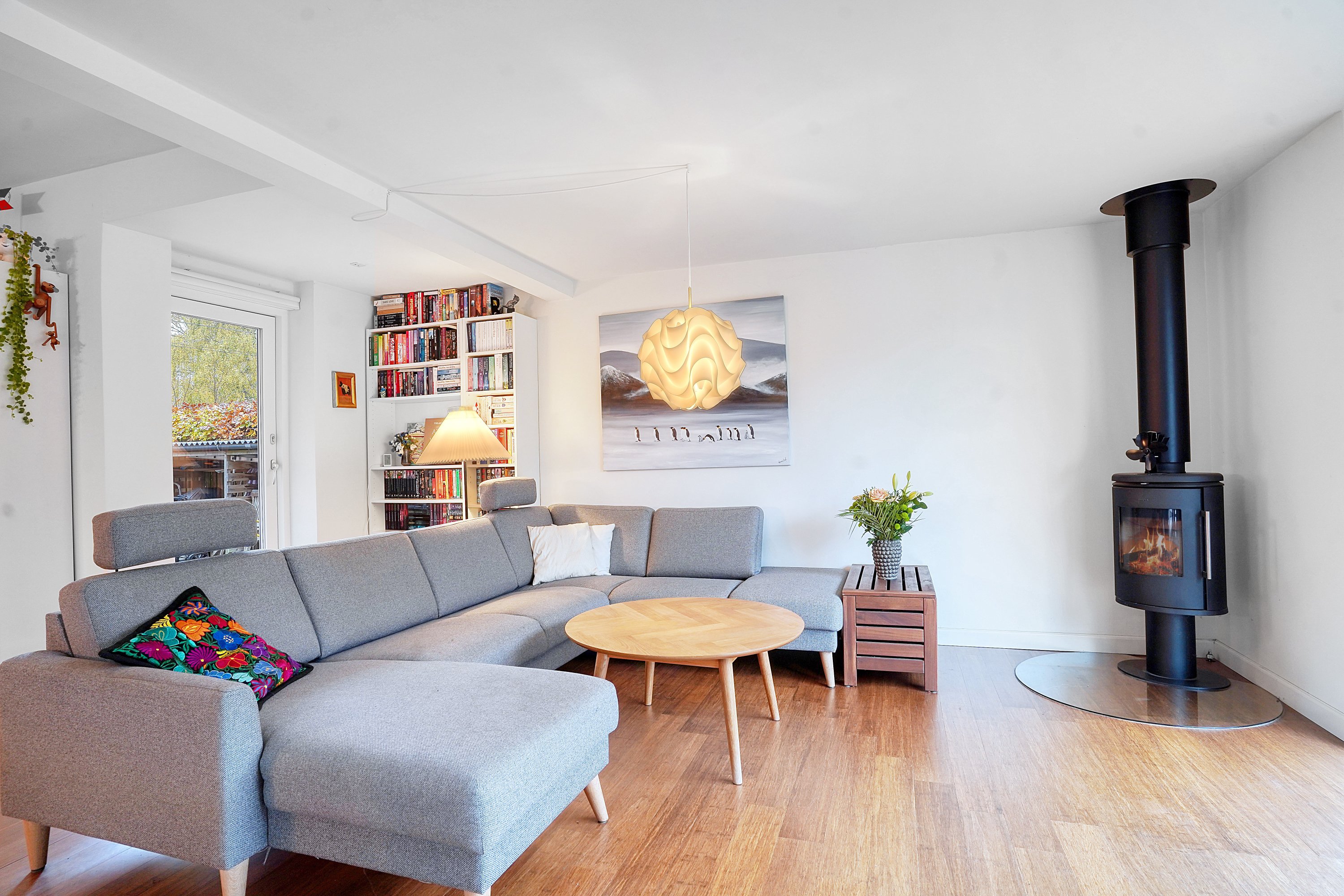 Fremhævet stue billede i fuldskærmstilstand. Billede af Nordvangsvej 11, 3500 Værløse