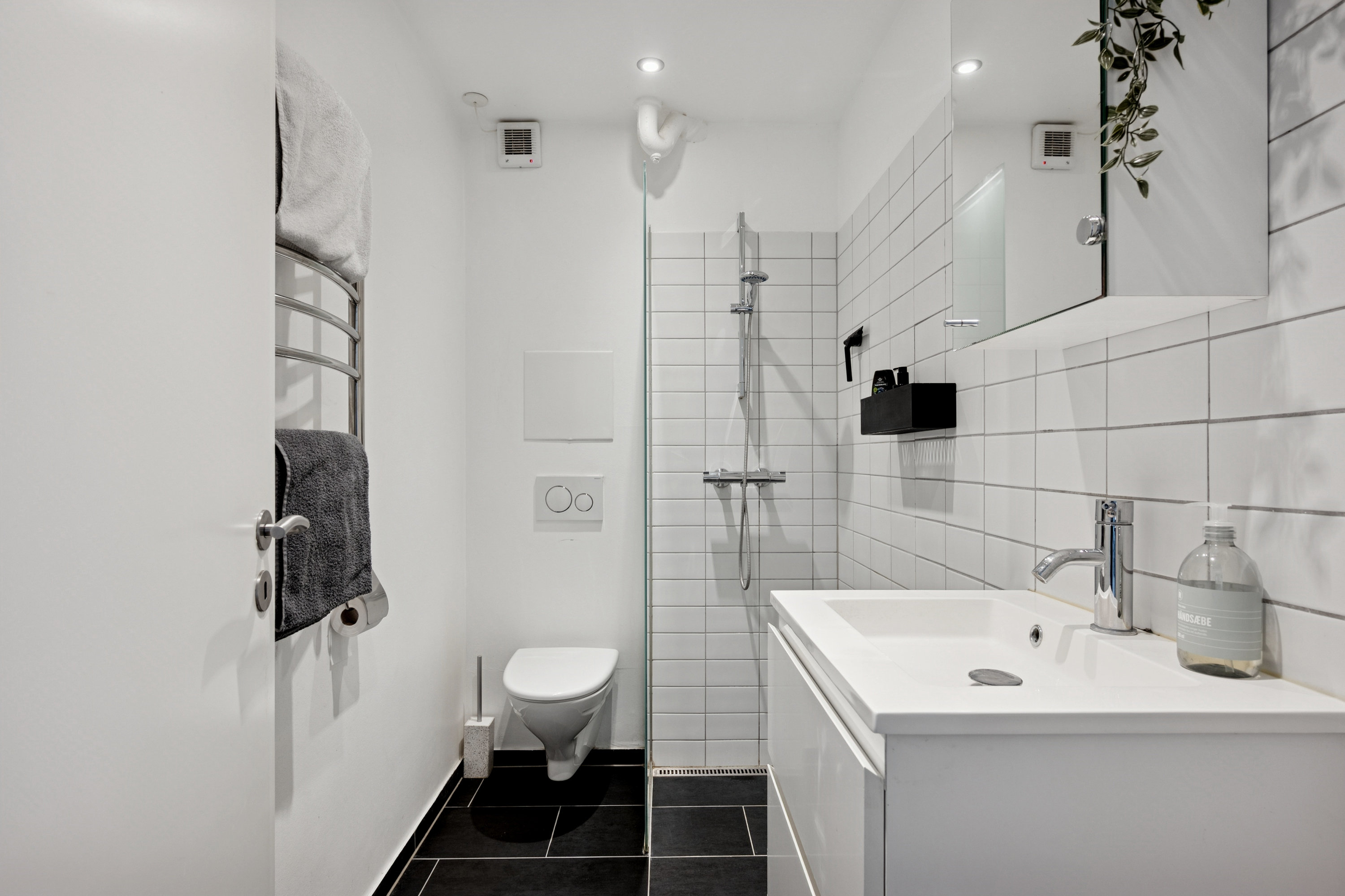 Fremhævet badeværelse billede i fuldskærmstilstand. Billede af Frederikssundsvej 50, 1. 9., 2400 København NV