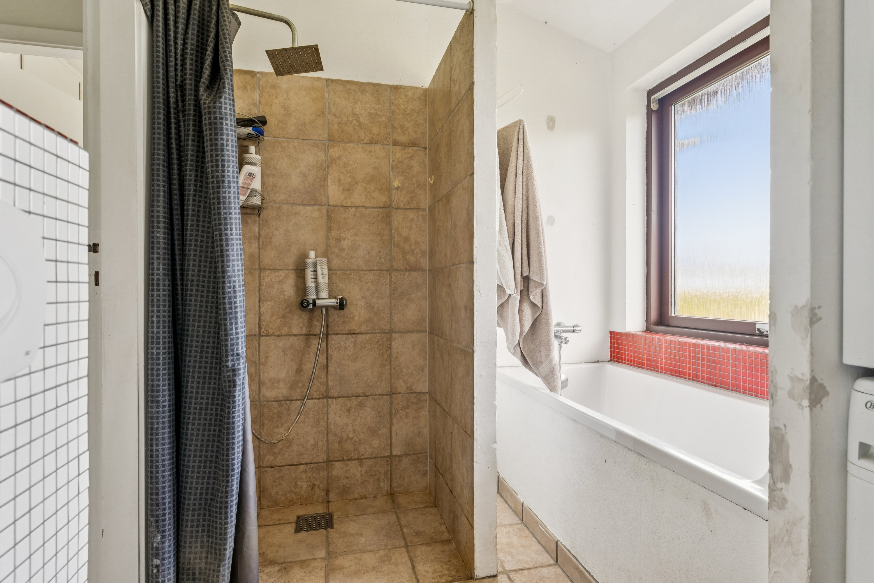 Fremhævet bad billede i fuldskærmstilstand. Billede af Kærvangen 5, Løvel, 8830 Tjele