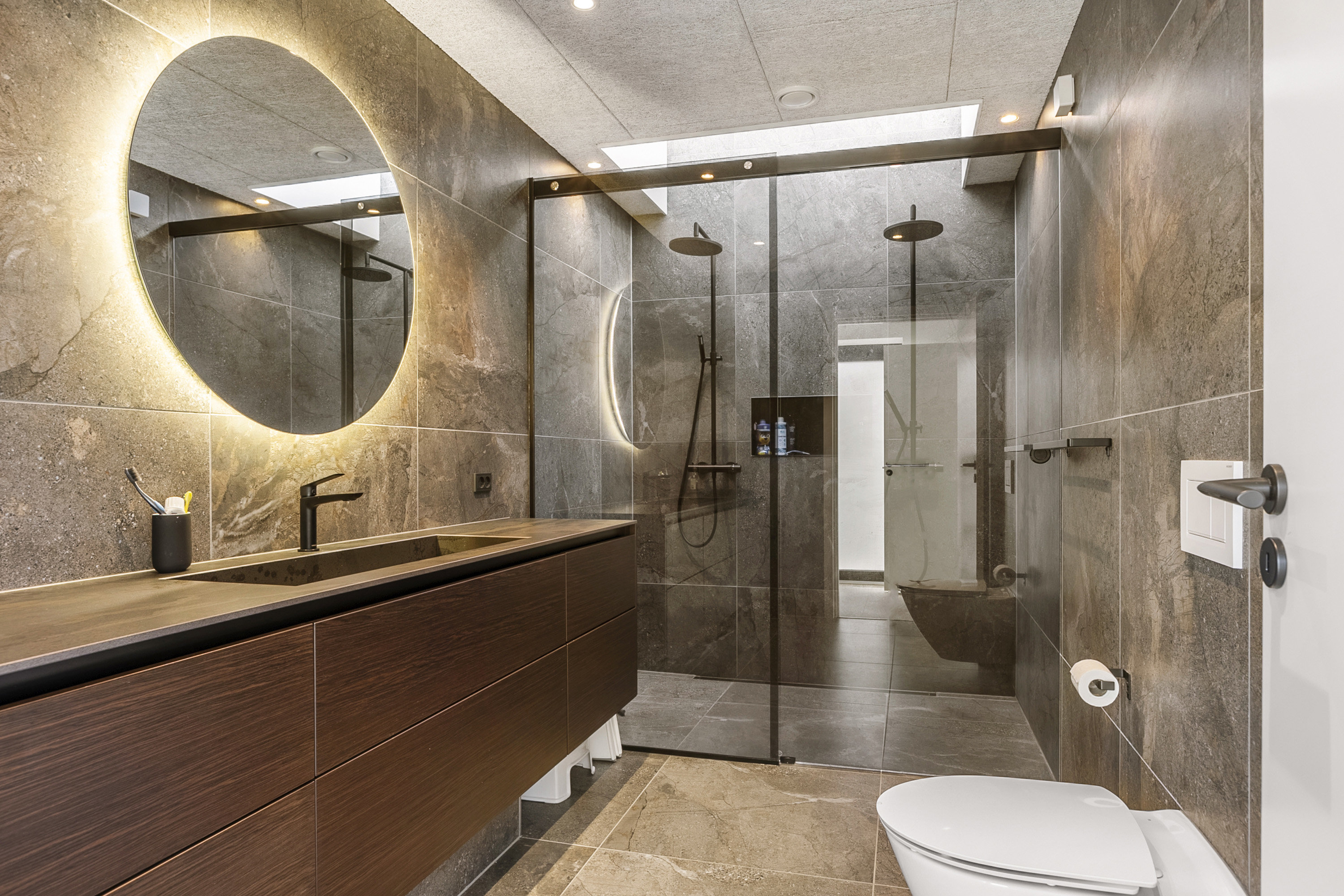 Fremhævet badeværelse billede i fuldskærmstilstand. Billede af Fladhøjparken 61, 6230 Rødekro