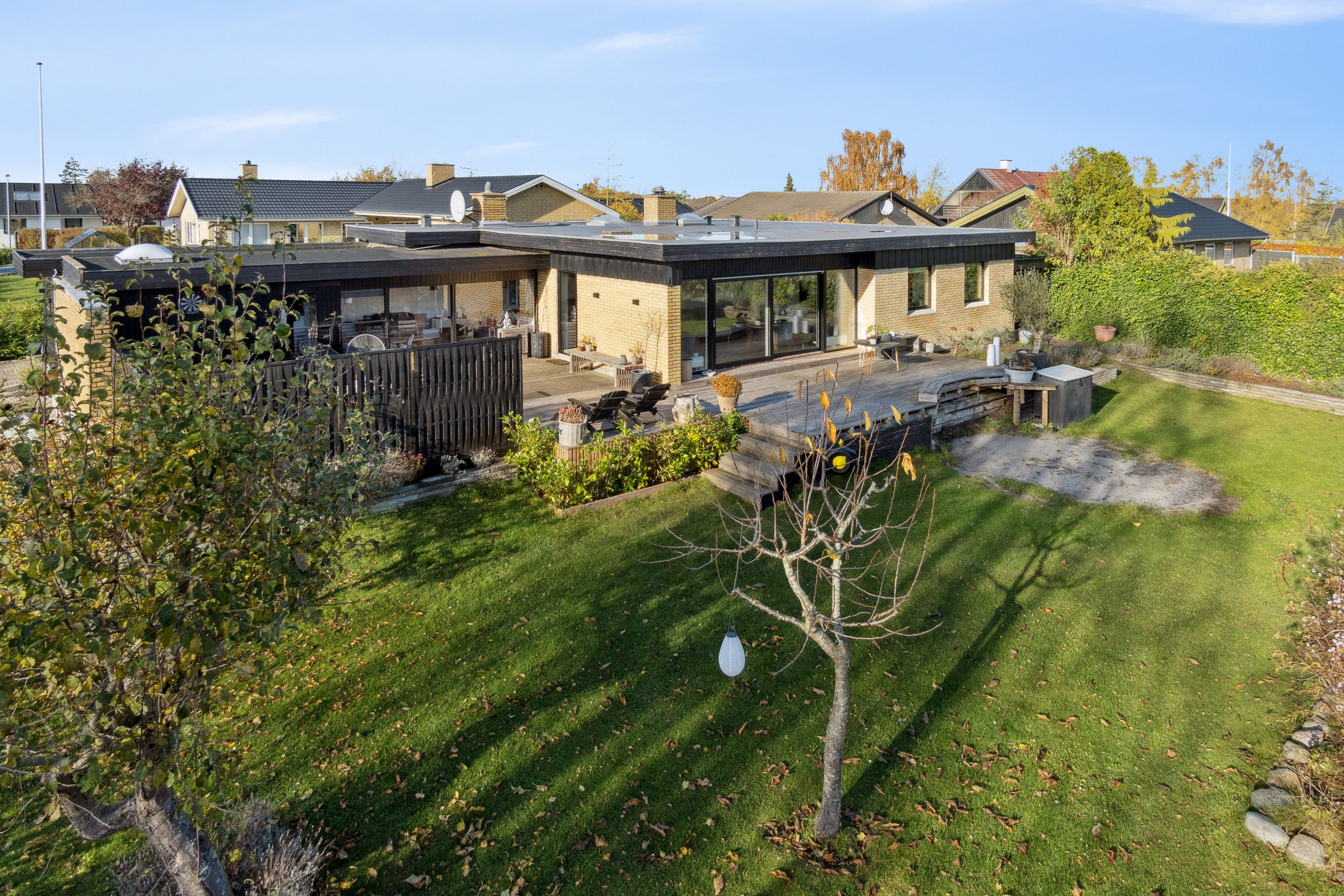 Fremhævet set fra haven billede i fuldskærmstilstand. Billede af Rytterbakken 12, 3650 Ølstykke