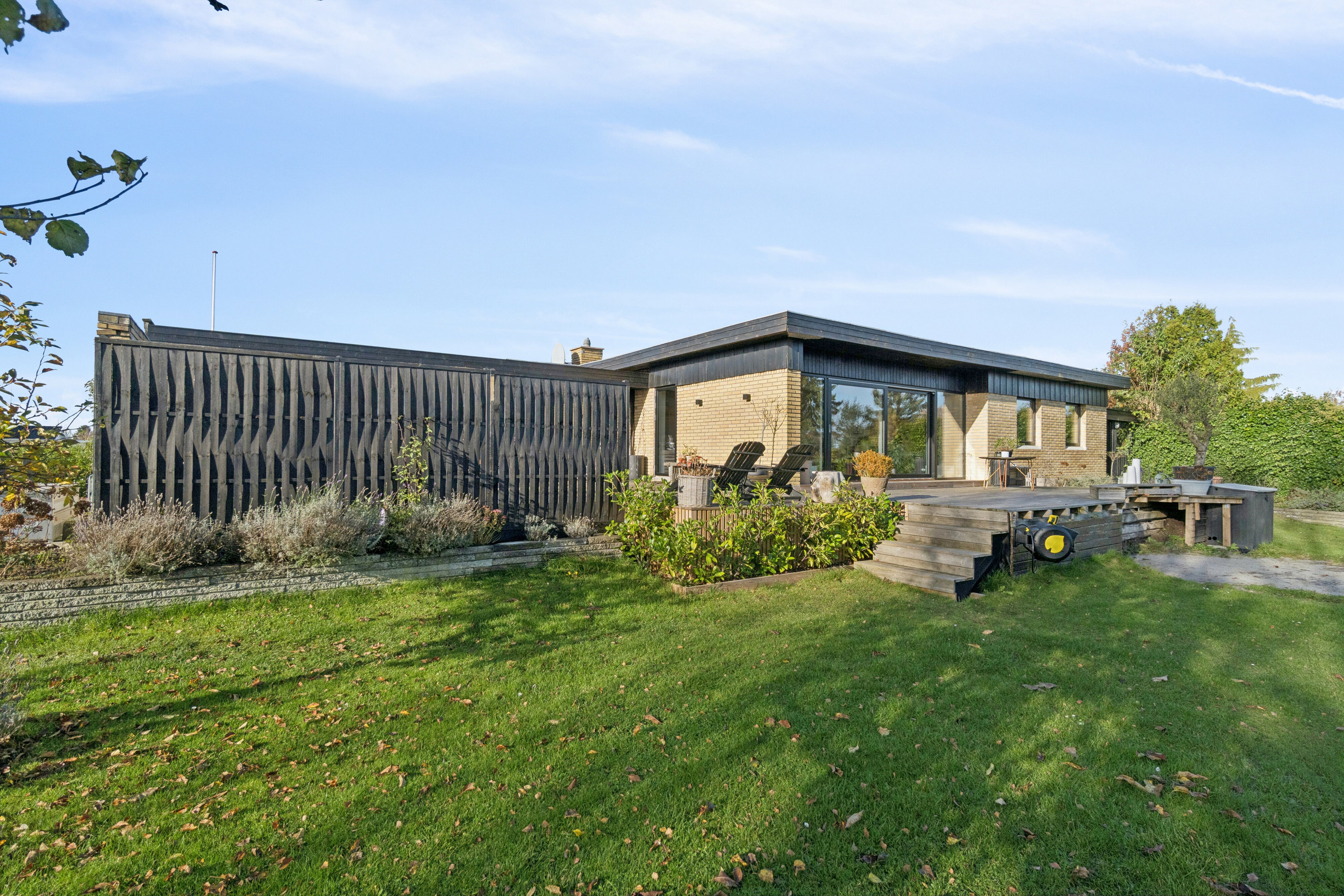 Fremhævet set fra haven billede i fuldskærmstilstand. Billede af Rytterbakken 12, 3650 Ølstykke